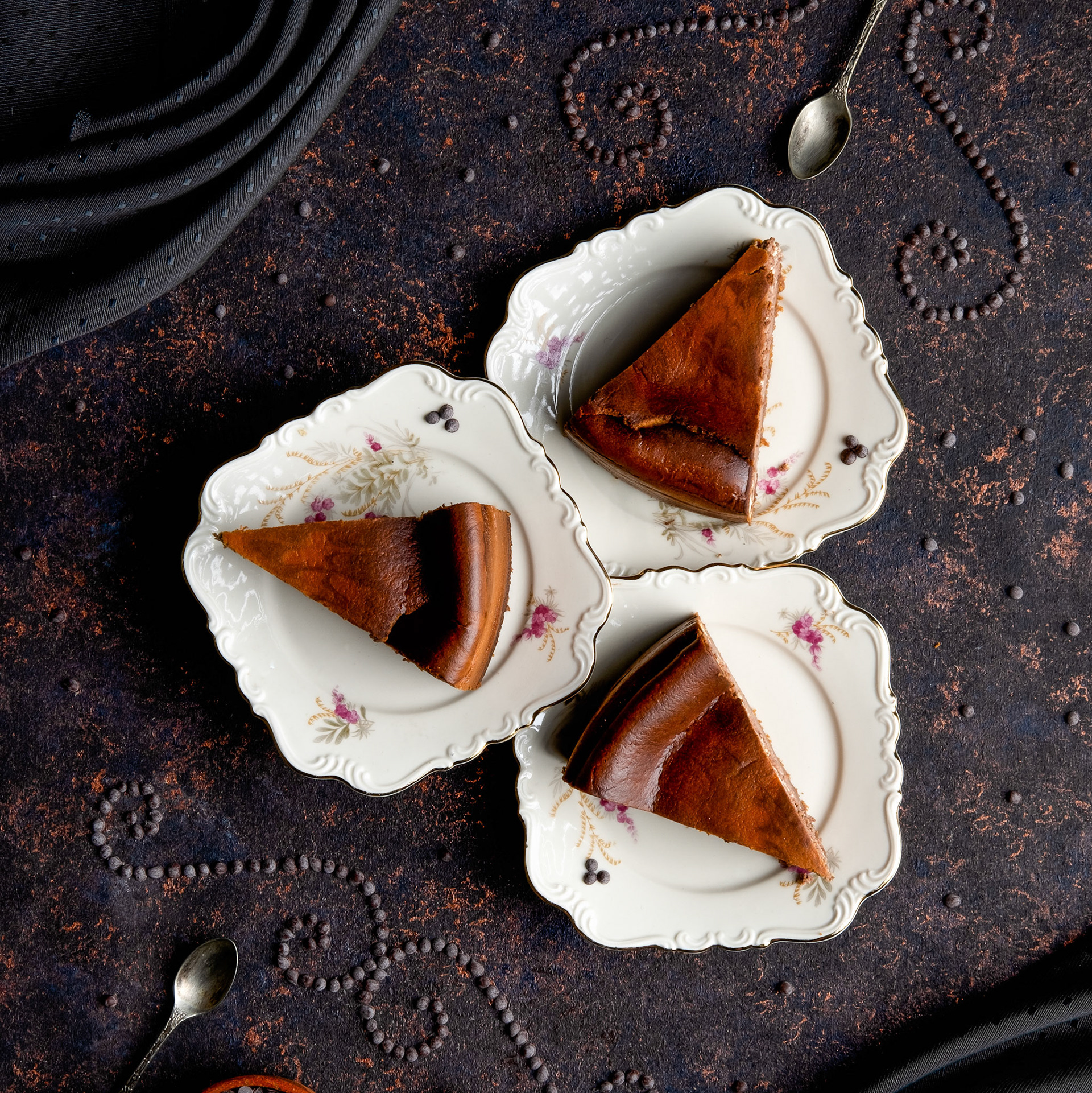 Chocolate cheese cake with a vintage presentation