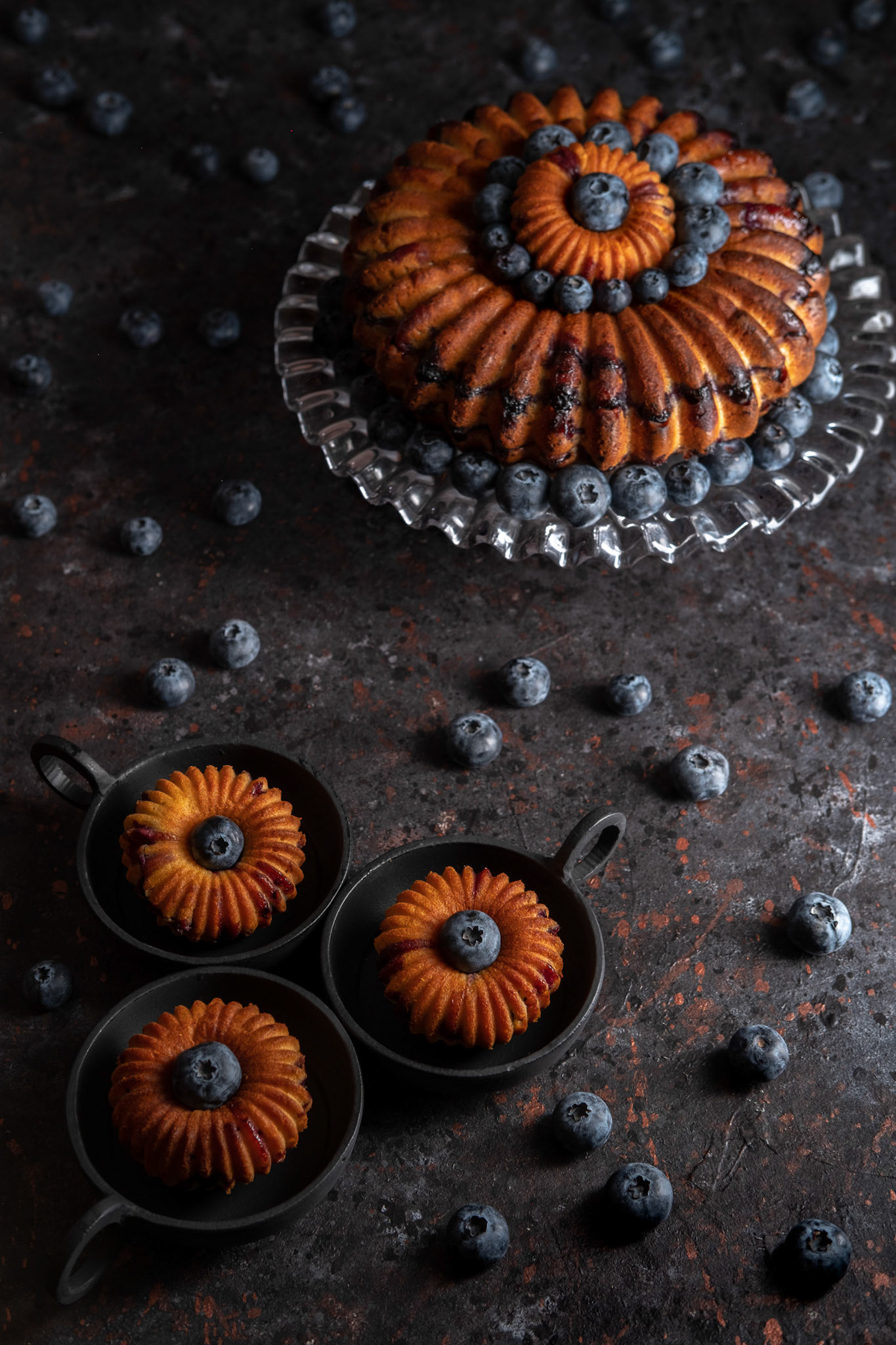 Blueberry bundt cake and its mini versions.