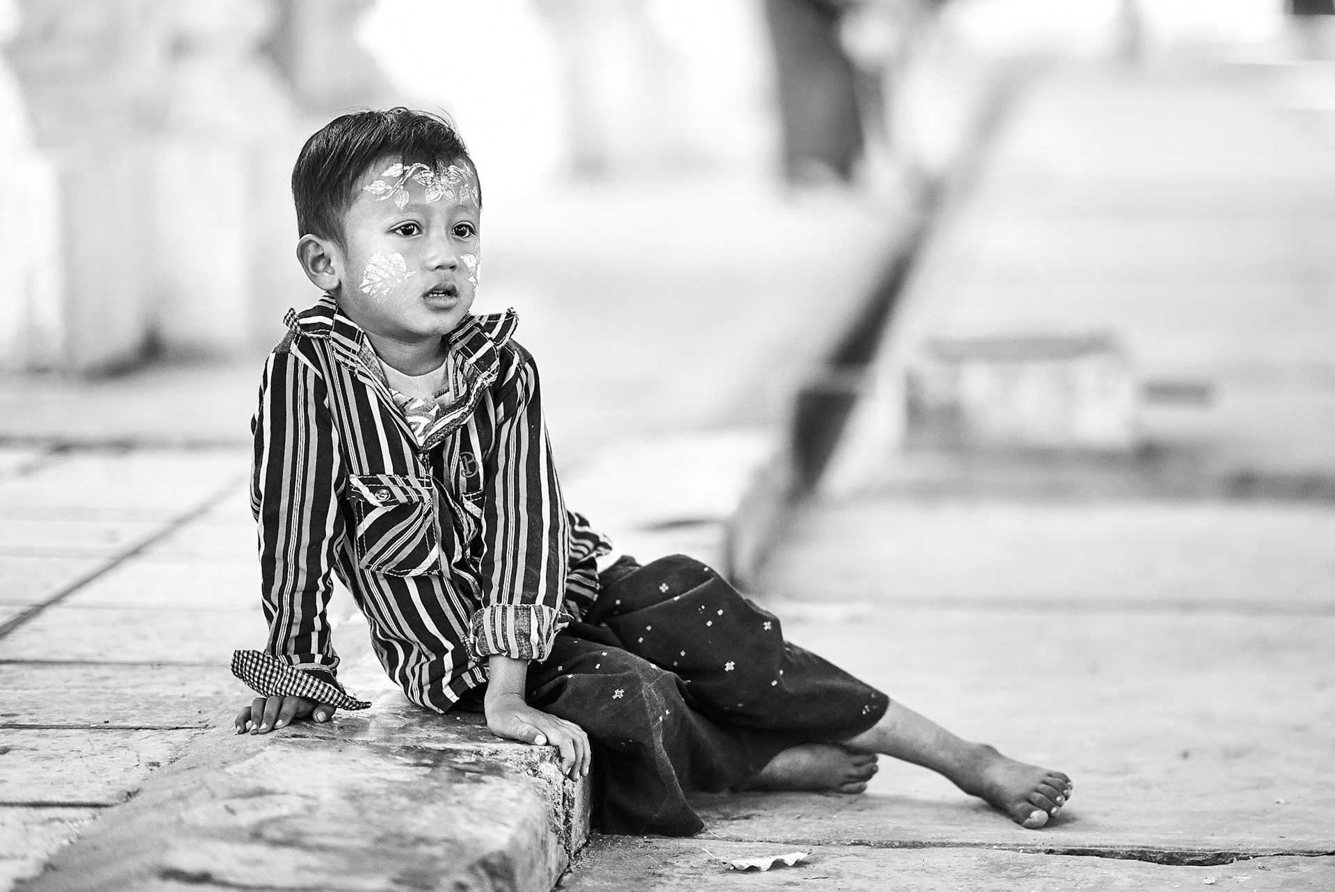 Beeing tired afer a day of walking I took a path that was less populated. A boy was playing alone and suddenly saw me. He was there with his parents selling chains of flowers  for people visiting the temple. While I was looking at him, he brought me a chain of jasmine and put it around my neck. I felt like receiveng a dimond neckless. The flowers were smelling incredibly and I brought them home as a precious souvenir.