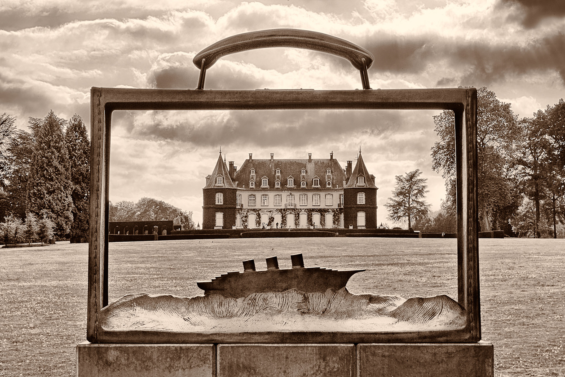 La Hulpe castle framed in a suitcase, part of an art exhibition