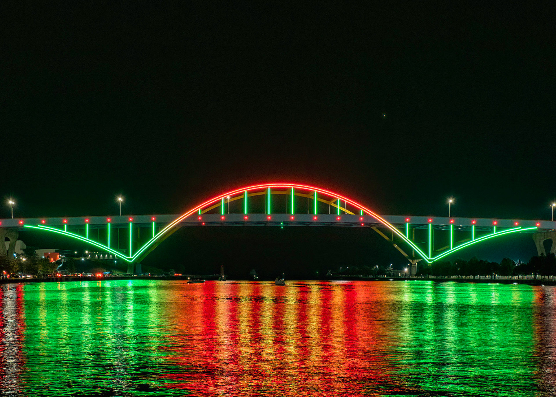 Light the Hoan in red and green