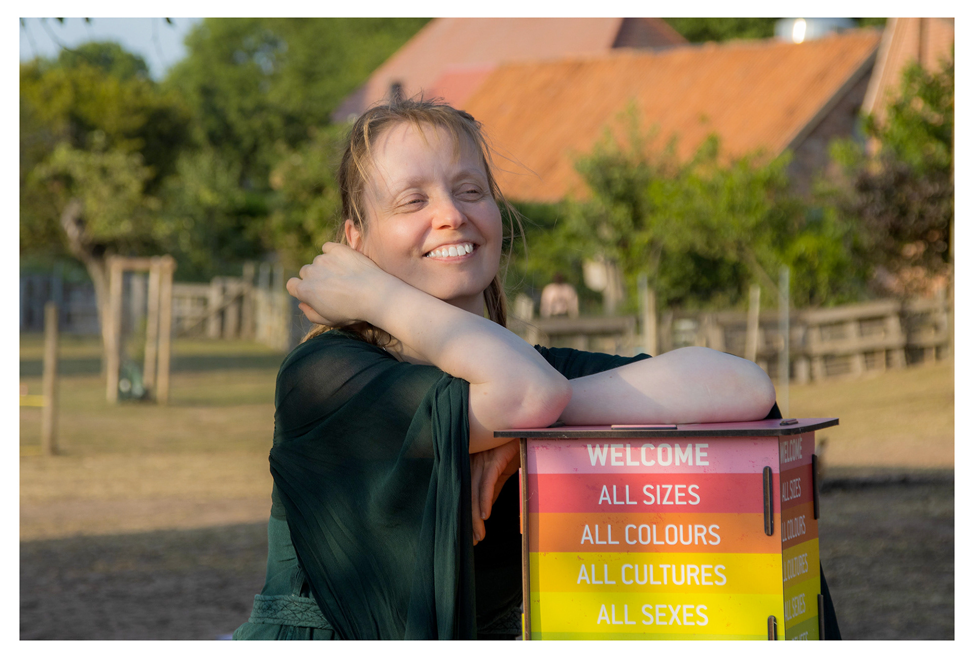 Frau im Freien, lächelt