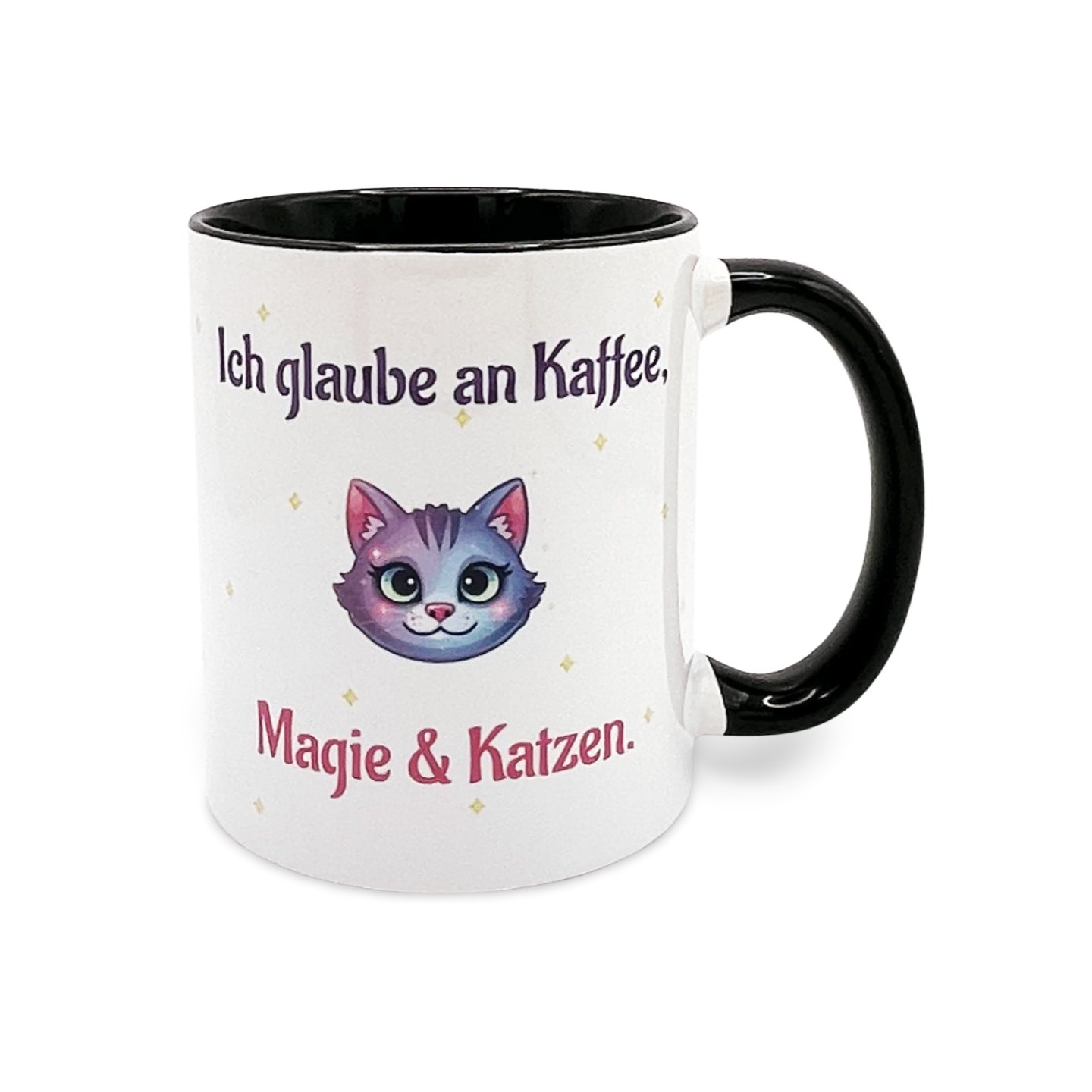 Tasse mit schwarzem Henkel und Innenseite sowie dem Text 'Ich glaube an Kaffee, Magie & Katzen' und einer Illustration eines Katzenkopfs.