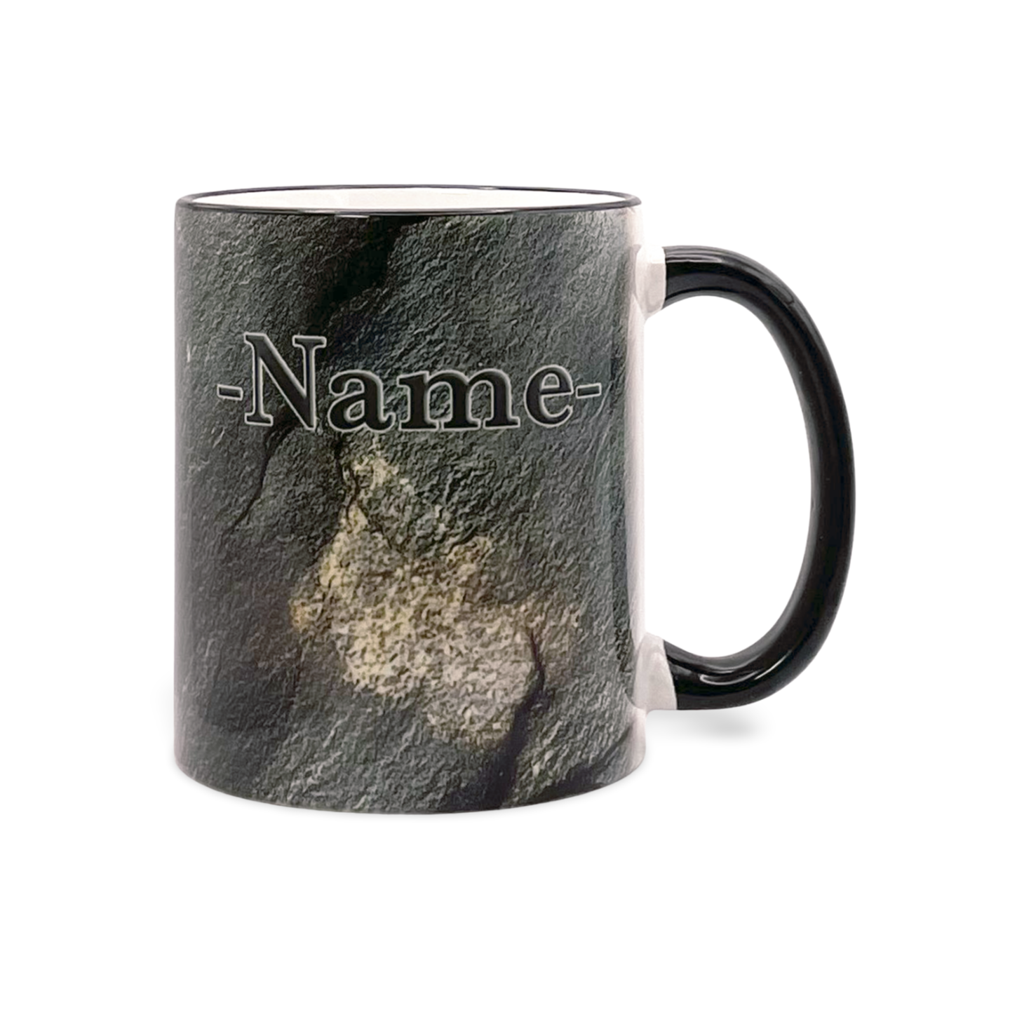 Tasse mit schwarzem Henkel und rauer Steinstruktur mit dem Schriftzug '-Name-'