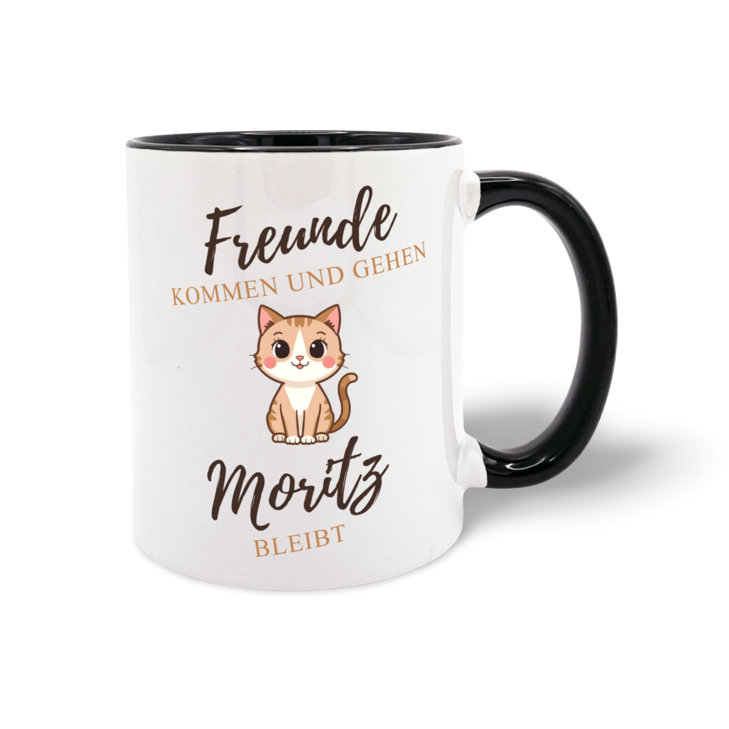 Weiße Tasse mit schwarzem Henkel und Aufdruck eines sitzenden Kätzchens sowie dem Text 'Freunde kommen und gehen Moritz bleibt'