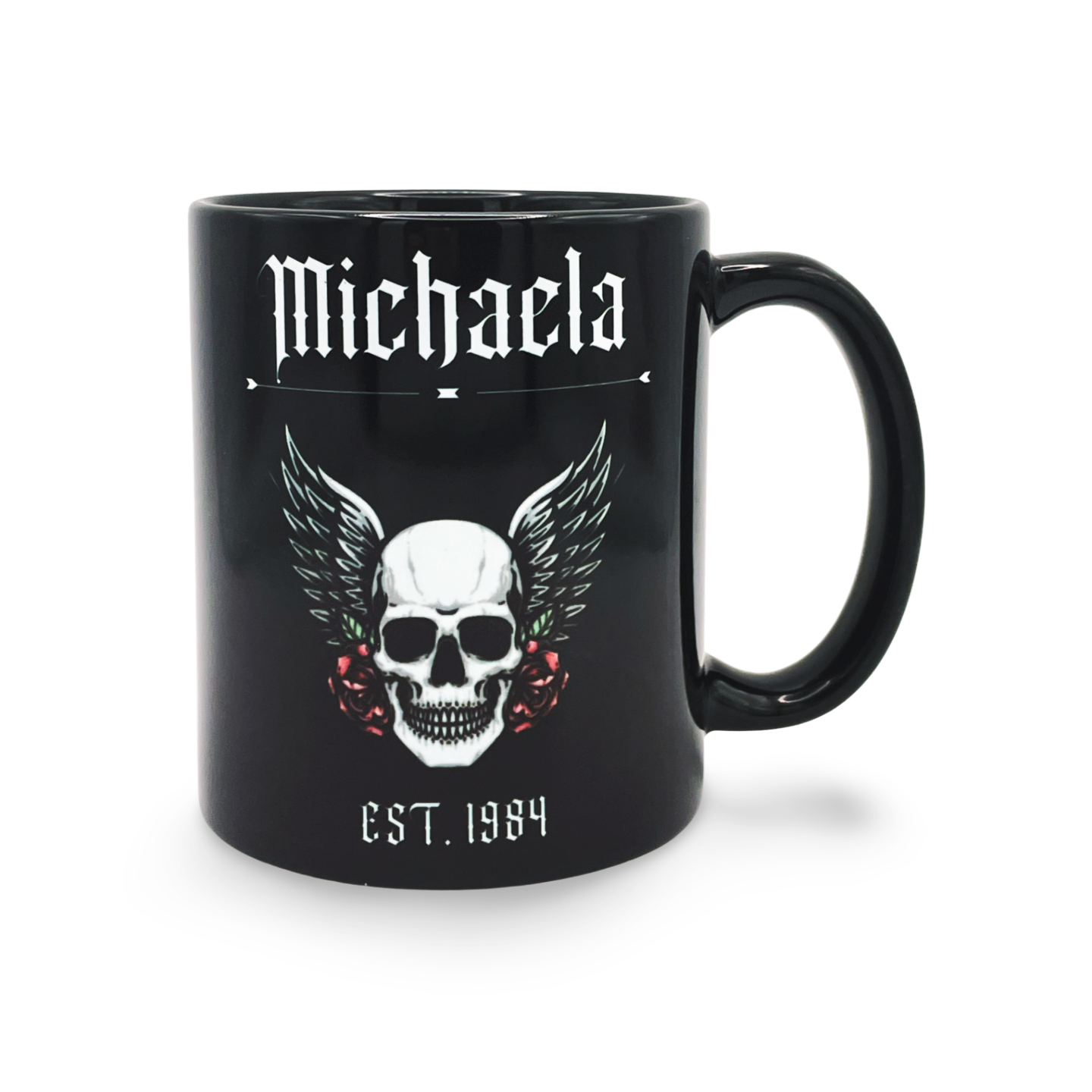 Schwarze Tasse mit dem Schriftzug 'dein Name' in gotischer Schrift, Flügeln und Rosen sowie dem Text 'EST. Geburtsjahr'