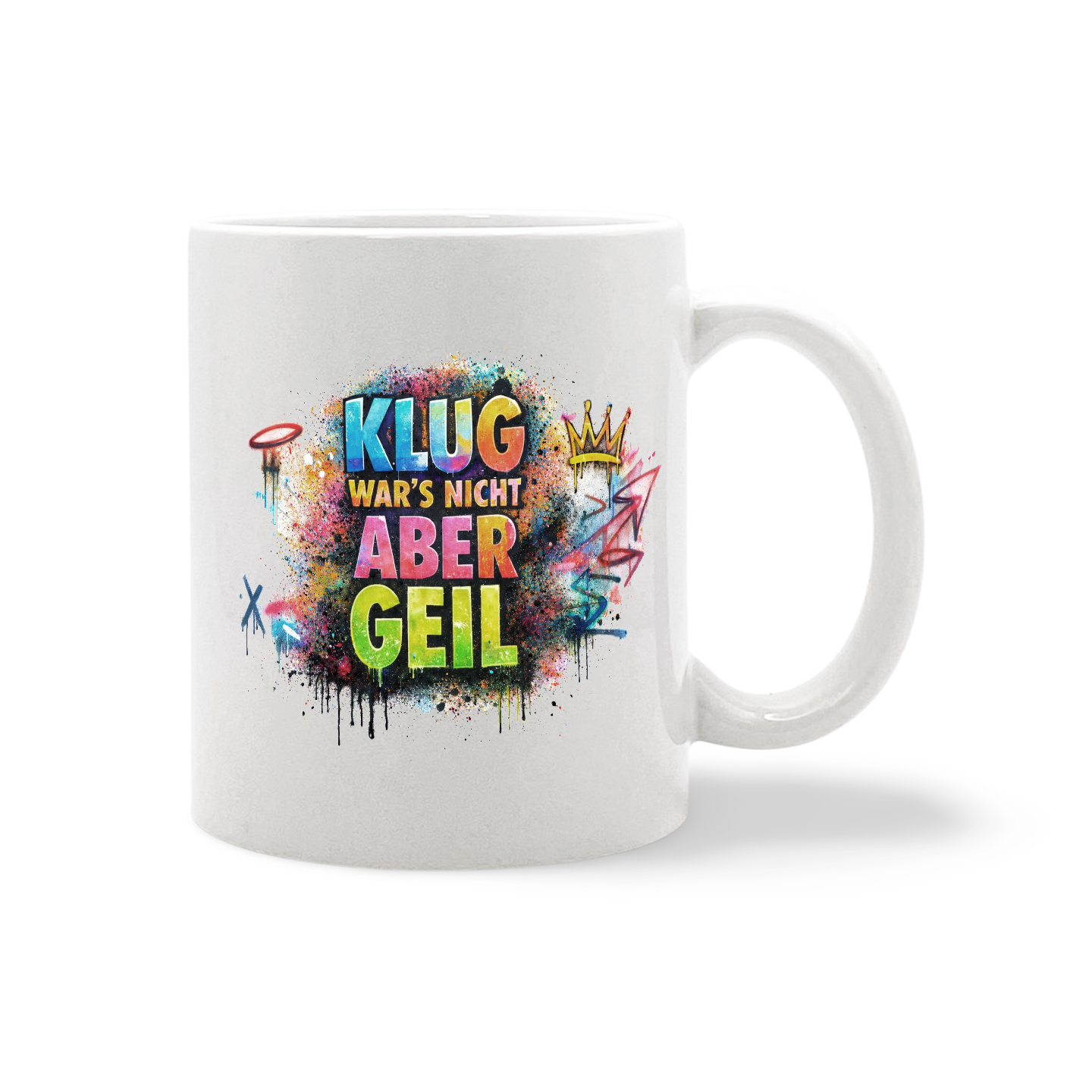 Weiße Tasse mit bunter Graffiti-Schrift 'KLUG WAR'S NICHT ABER GEIL' und grafischen Elementen wie Krone und Pfeilen