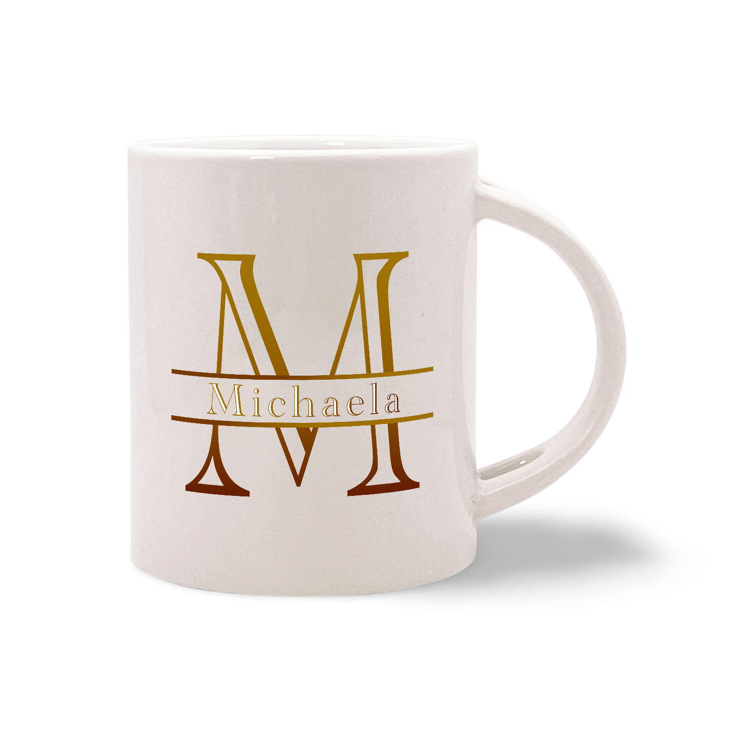 Weiße Tasse mit großem goldfarbenem Buchstaben M und dem Schriftzug 'Michaela'