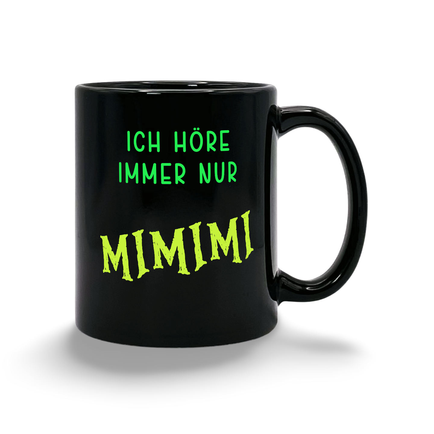 Schwarze Tasse mit grünem und gelbem Text 'ICH HÖRE IMMER NUR MIMIMI'
