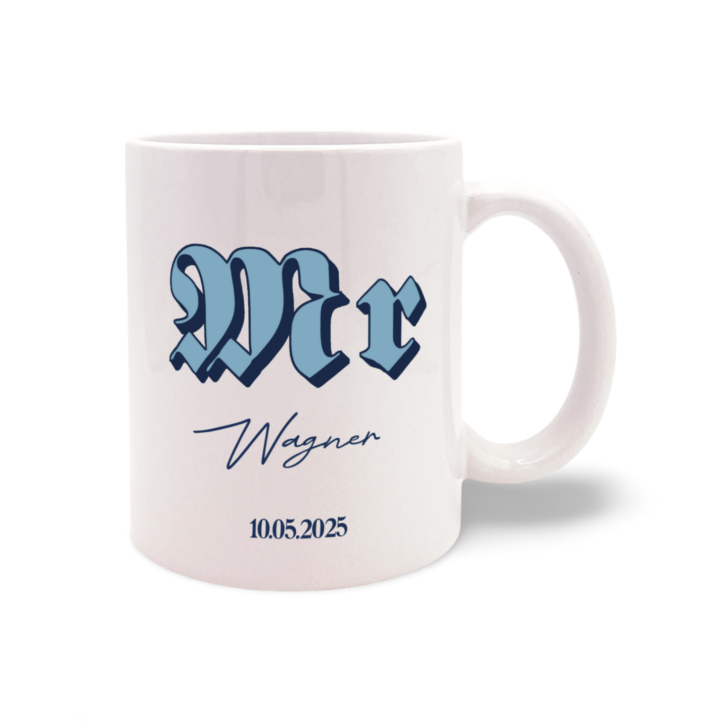 Zwei weiße Tassen mit den Aufschriften 'Mr' und 'Mrs' in altdeutscher Schrift, darunter 'Wagner' und das Datum '10.05.2025'