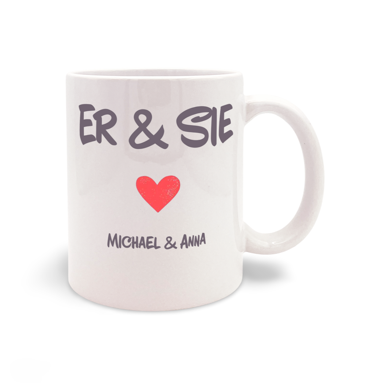 Zwei weiße Tassen mit den Aufschriften 'ER & SIE' und 'SIE & ER' jeweils mit rotem Herz und den Namen 'MICHAEL & ANNA' beziehungsweise 'ANNA & MICHAEL' 