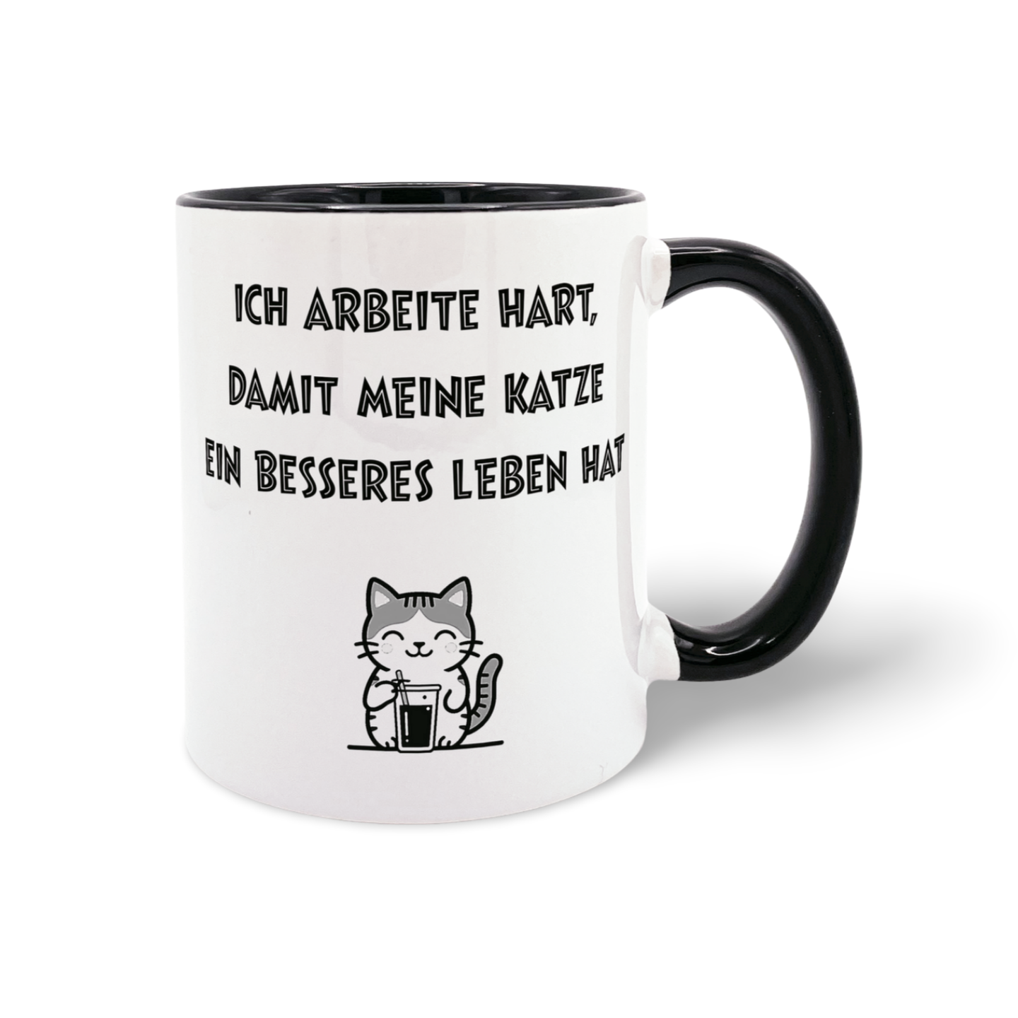 Tasse mit schwarzem Henkel und Aufdruck 'ICH ARBEITE HART, DAMIT MEINE KATZE EIN BESSERES LEBEN HAT' sowie einer Zeichnung einer lächelnden Katze mit einem Glas