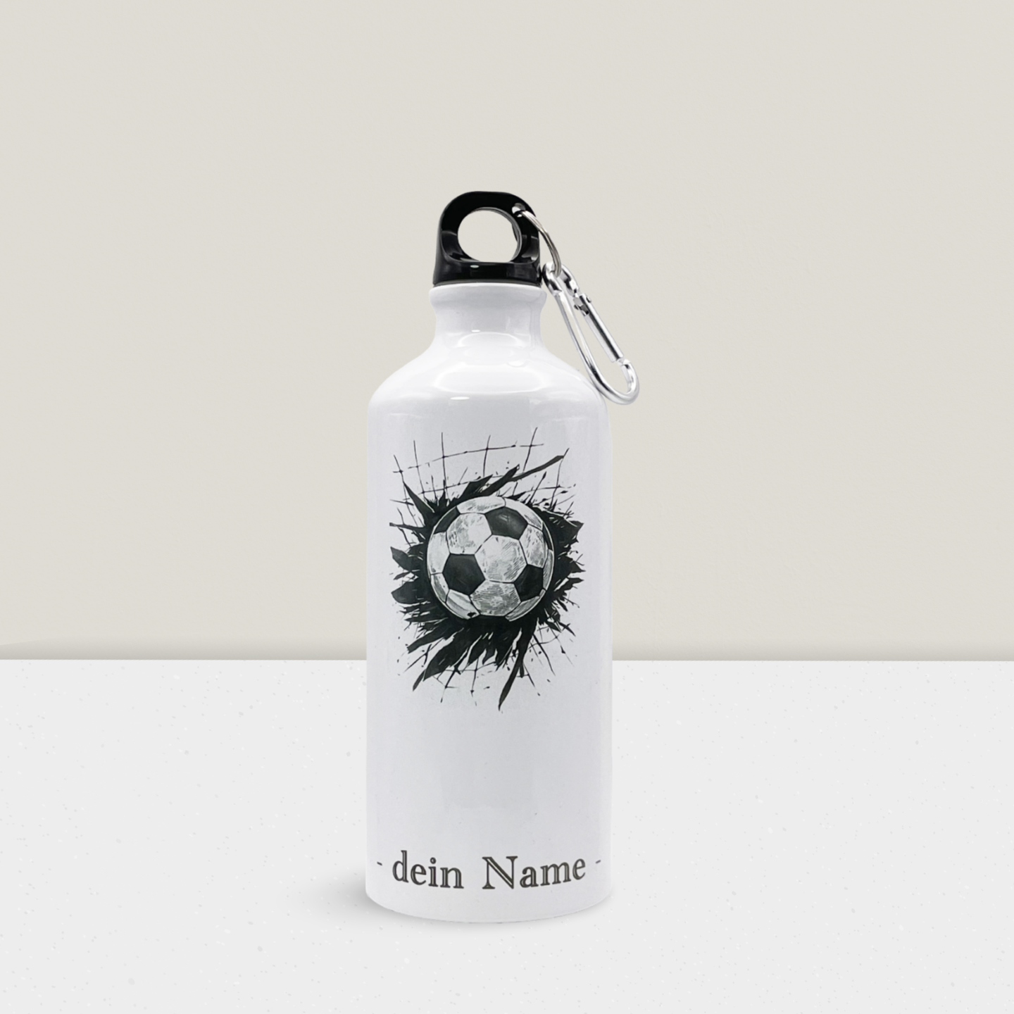 Weiße Trinkflasche mit schwarzem Schraubverschluss und Karabiner sowie einem Fußballmotiv und dem Schriftzug 'dein Name'