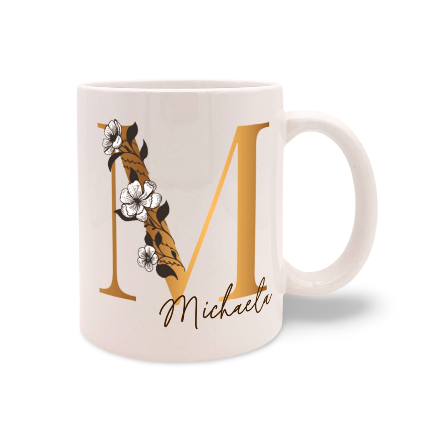 Weiße Tasse mit großem goldfarbenem Buchstaben M, verziert mit schwarzen und weißen Blumen und dem Schriftzug mit deinem Namen