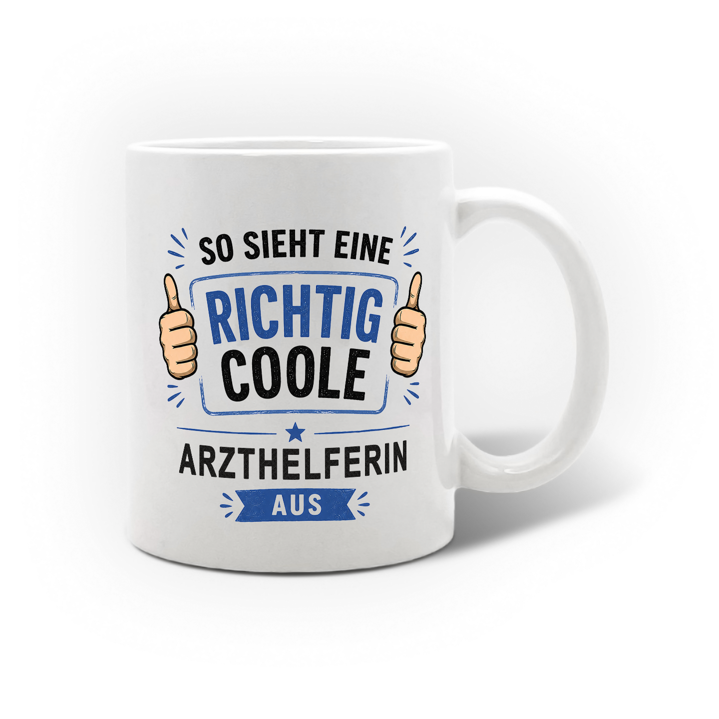 Weißer Keramikbecher mit gebogenem Henkel. Der Becher zeigt den Text "SO SIEHT EINE RICHTIG COOLE ARZTHELFERIN AUS" in Blau und Schwarz, mit Daumen-hoch-Illustrationen. Der Becher ist für medizinische Fachangestellte bestimmt.