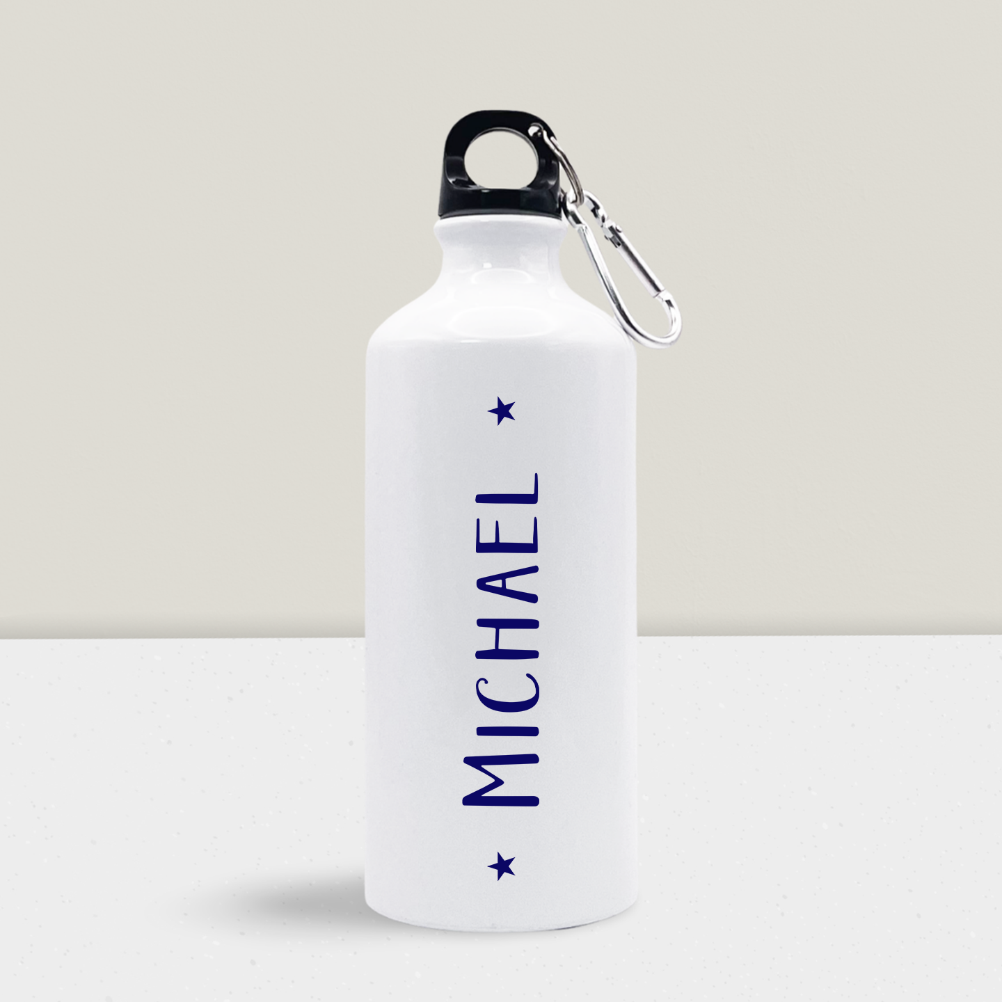 Weiße Trinkflasche mit schwarzem Schraubverschluss und Karabinerhaken, vertikal mit dem Namen 'MICHAEL' und zwei Sternen bedruckt