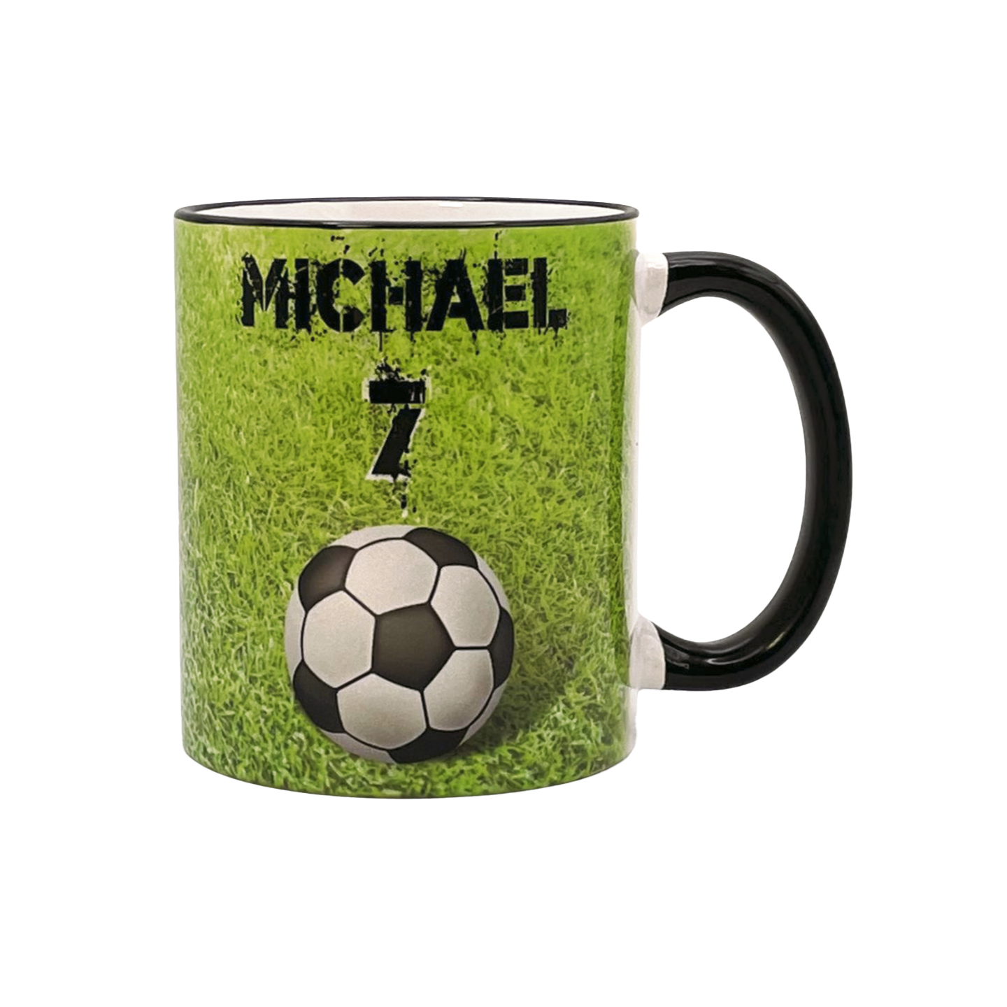 Tasse mit grünem Gras-Hintergrund, schwarzem Henkel, schwarzem Text 'MICHAEL 7' und einem Fußball-Motiv