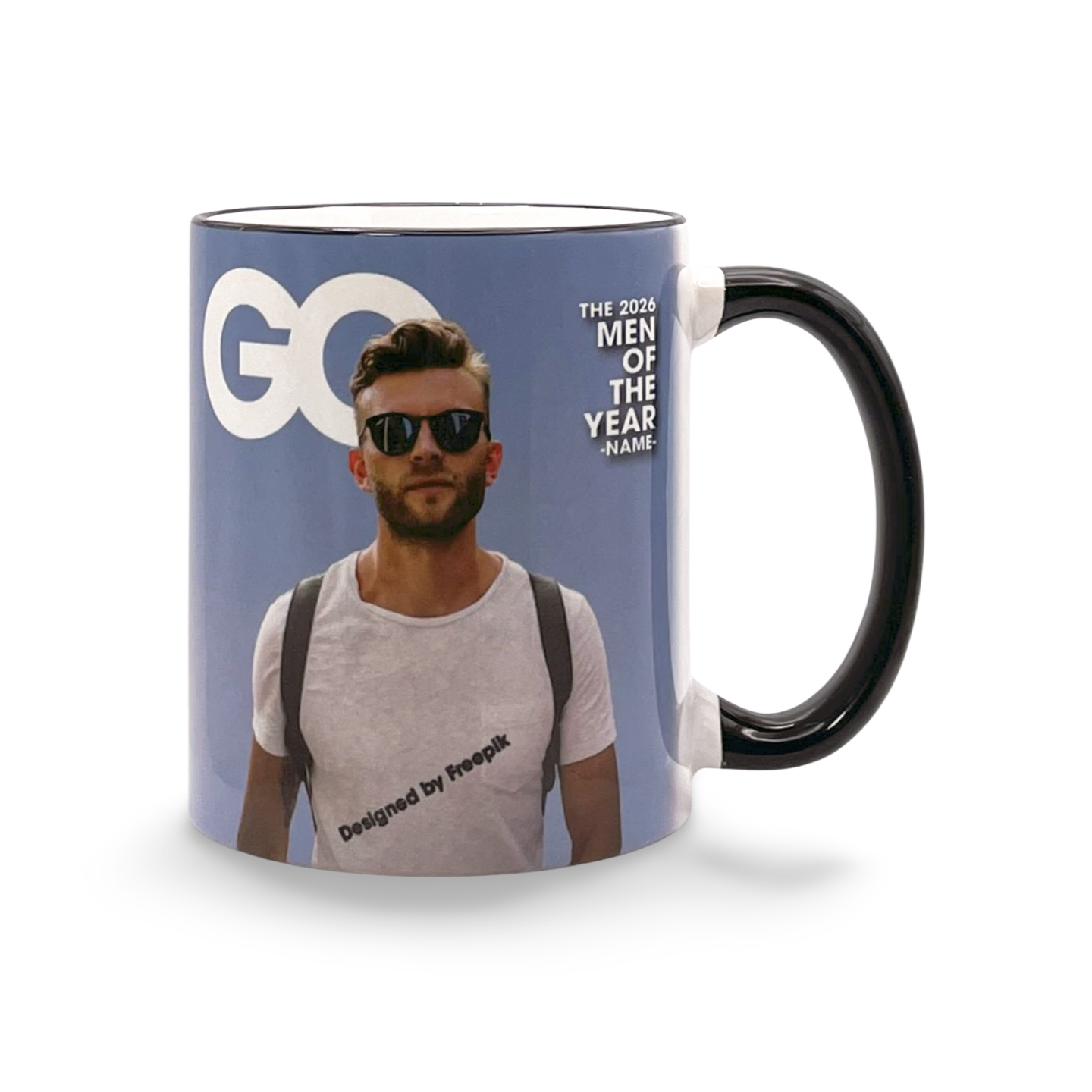 tasse mit schwarzem Henkel und Aufdruck einer Männerzeitschrift mit deinem Foto vor blauem Hintergrund