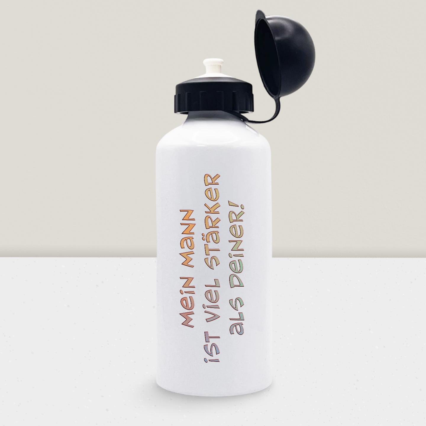 Weiße Trinkflasche mit schwarzem Deckel und aufgedrucktem Text 'MEIN MANN IST VIEL STÄRKER als deiner!'