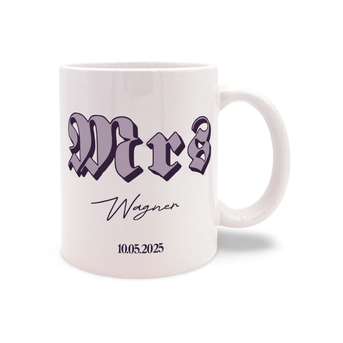 Zwei weiße Tassen mit den Aufschriften 'Mr' und 'Mrs' in altdeutscher Schrift, darunter 'Wagner' und das Datum '10.05.2025'