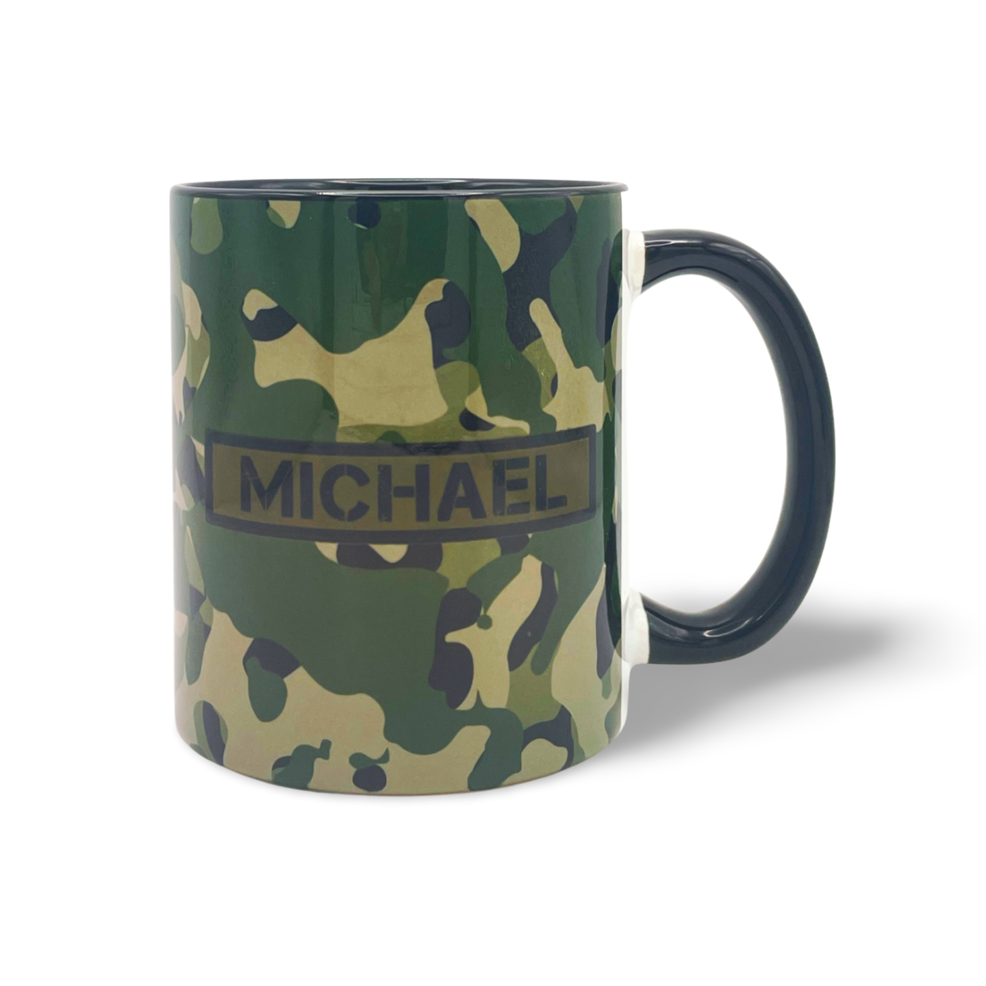 Tasse mit Camouflage-Muster und dem Schriftzug 'MICHAEL' in einem rechteckigen Rahmen