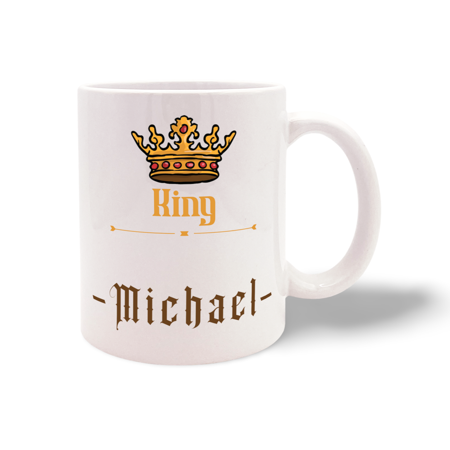 Zwei weiße Tassen mit goldenen Kronen und den Schriftzügen 'Queen Anna' und 'King Michael'