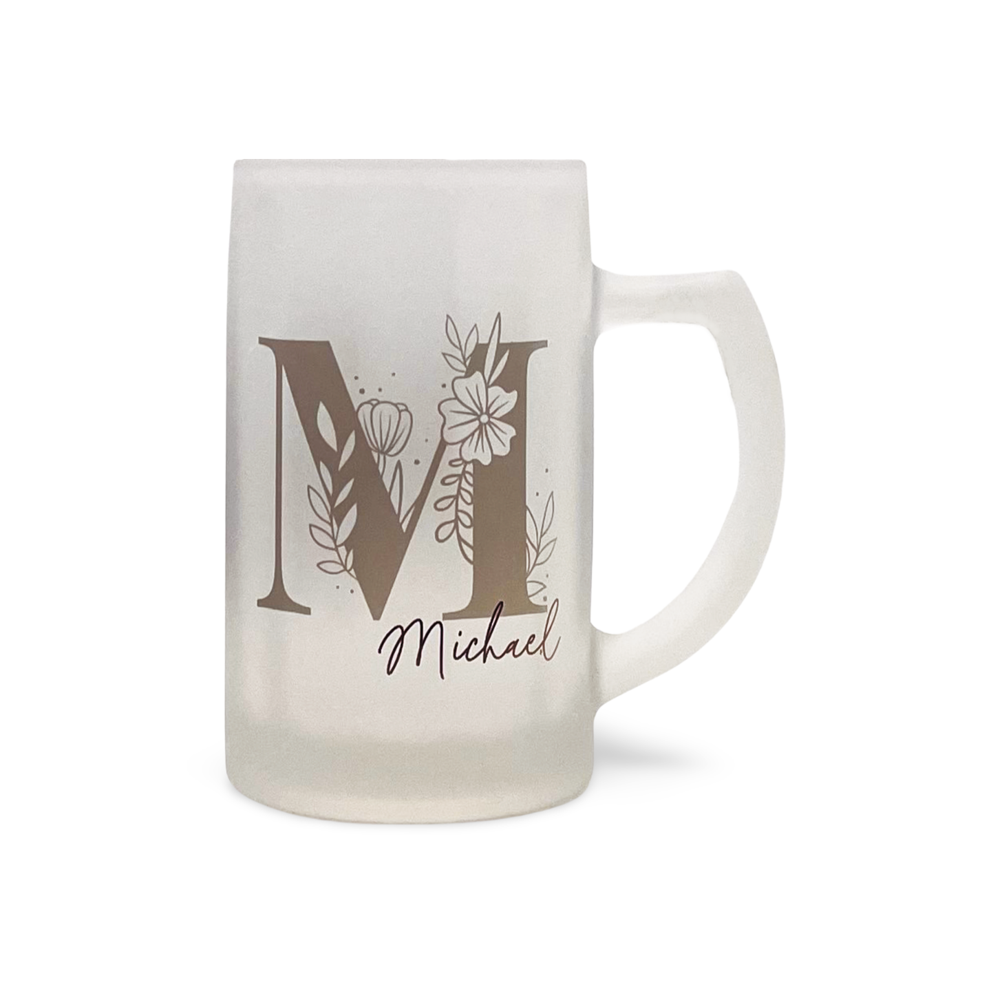 Frostige Glasbierkrug mit großem Buchstaben M und dem Schriftzug 'Michael' sowie floralen Verzierungen