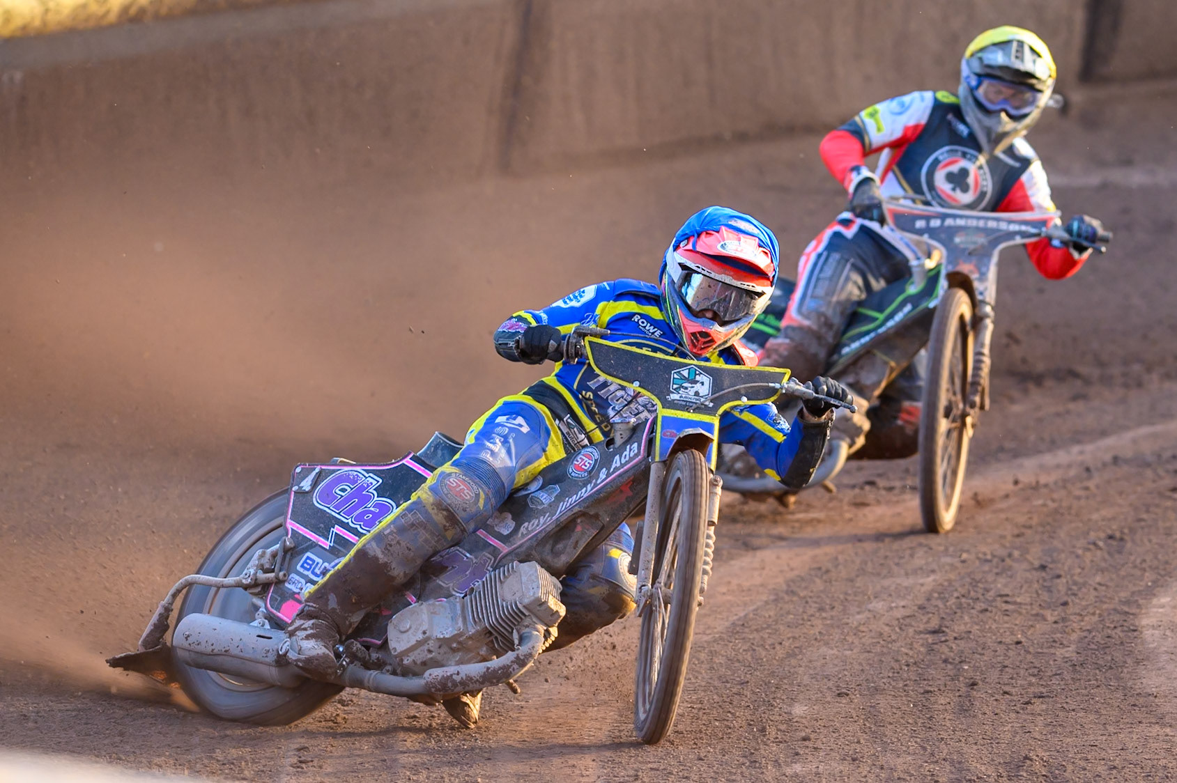 Leon Flint of Sheffield Tigers in Blue leading Kye Thomson, Guest Rider for Belle Vue Aces  in Yellow during the Rowe Motor Oil Premiership match between Sheffield Tigers and Belle Vue Aces at Owlerton Stadium, Sheffield on Monday 25th May 2026. (Photo: Ian Charles | MI News)