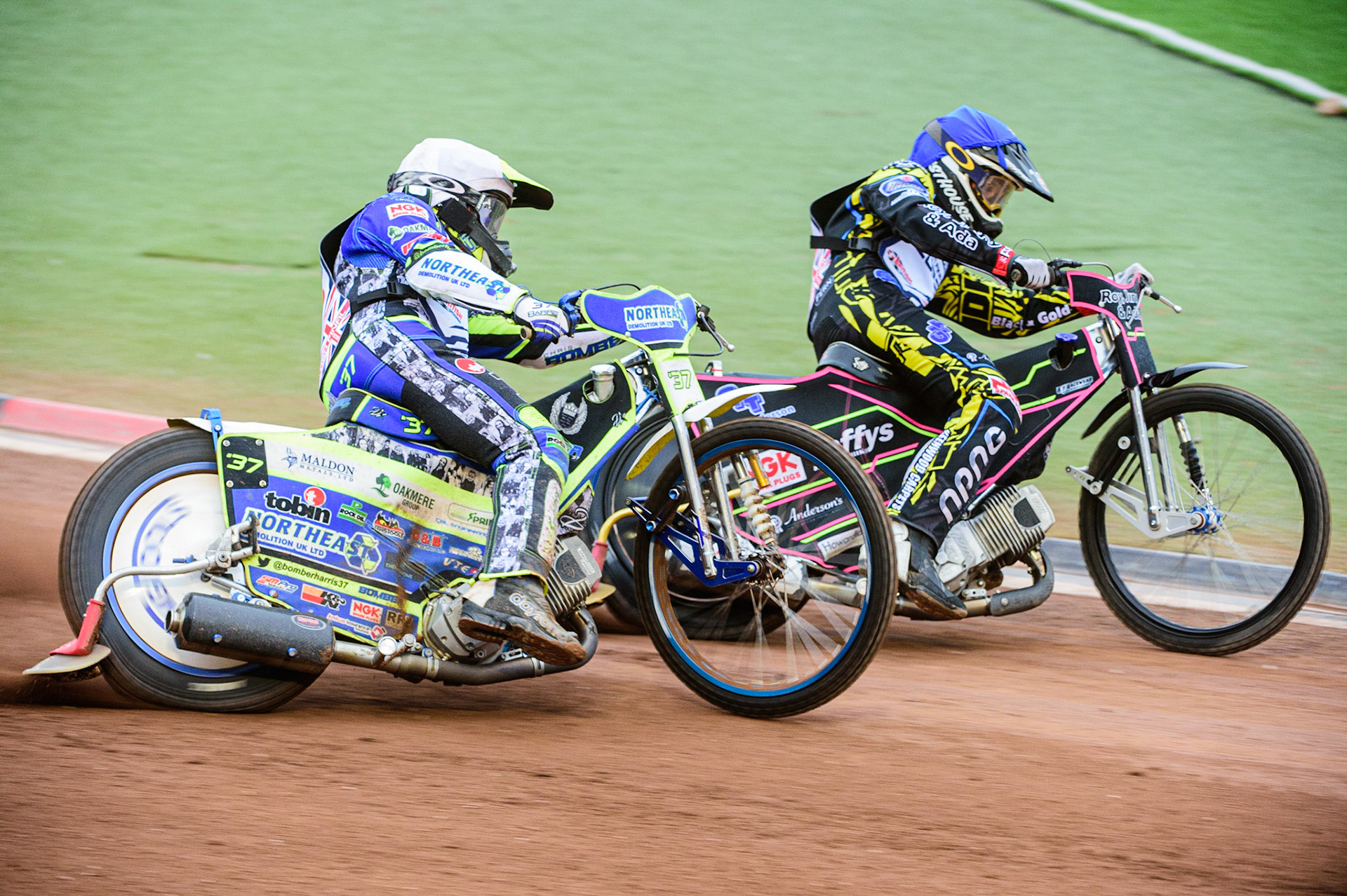 Chris Harris  (Yellow) outside Leon Flint  (Blue) during the Sports Insure British Speedway Championship Final at the National Speedway Stadium, Bellevue, Manchester, England on Monday 1st August 2022. (Photo by: Ian Charles | MI News)