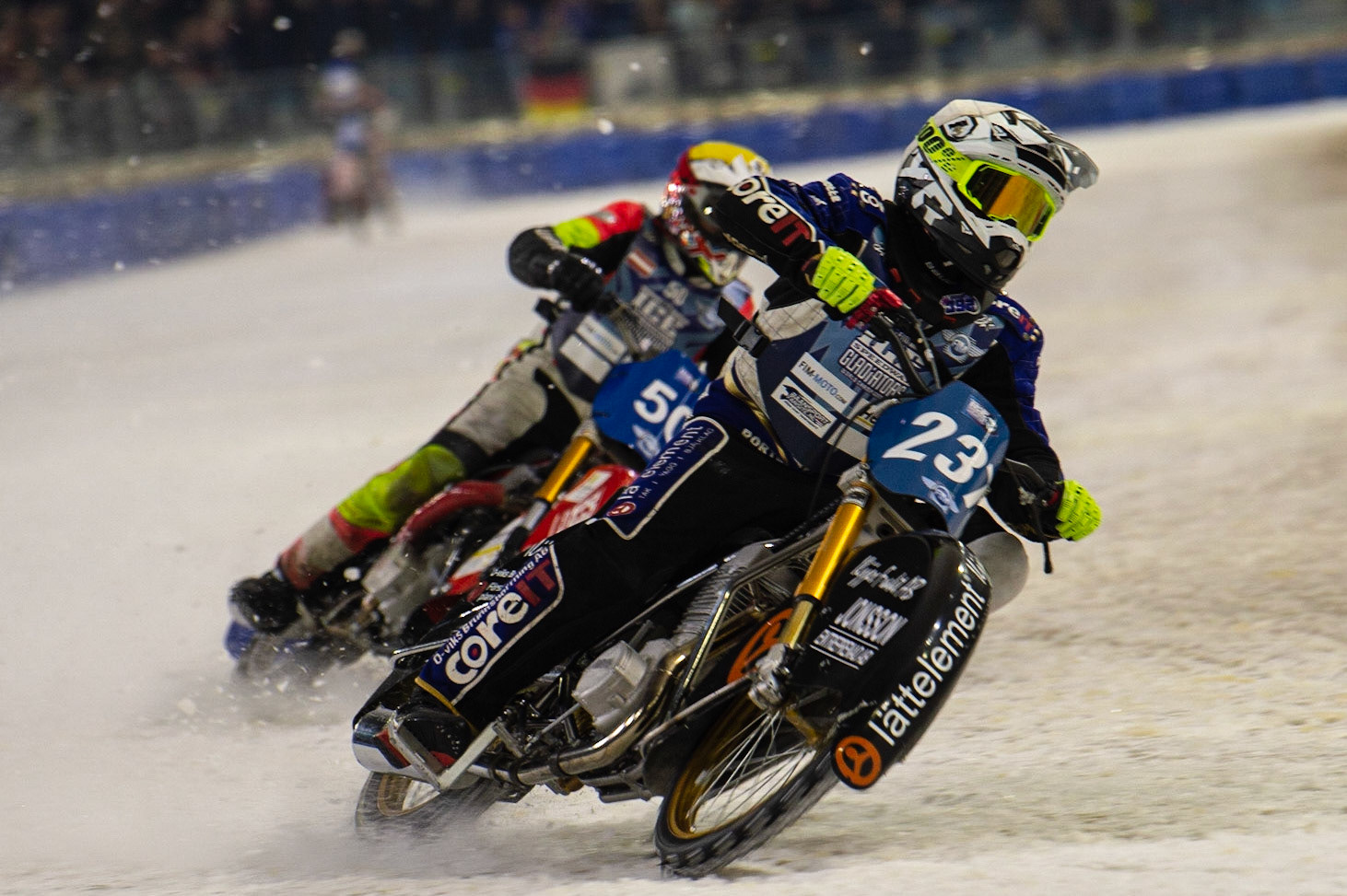 HEERENVEEN, NL. Jimmy Hörrnell (237)  (White) outside Harald Simon (50) (Yellow) during the FIM Ice Speedway Gladiators World Championship Final 3 at Ice Rink Thialf, Heerenveen on Saturday  2 April 2022. (Credit: Ian Charles | MI News)