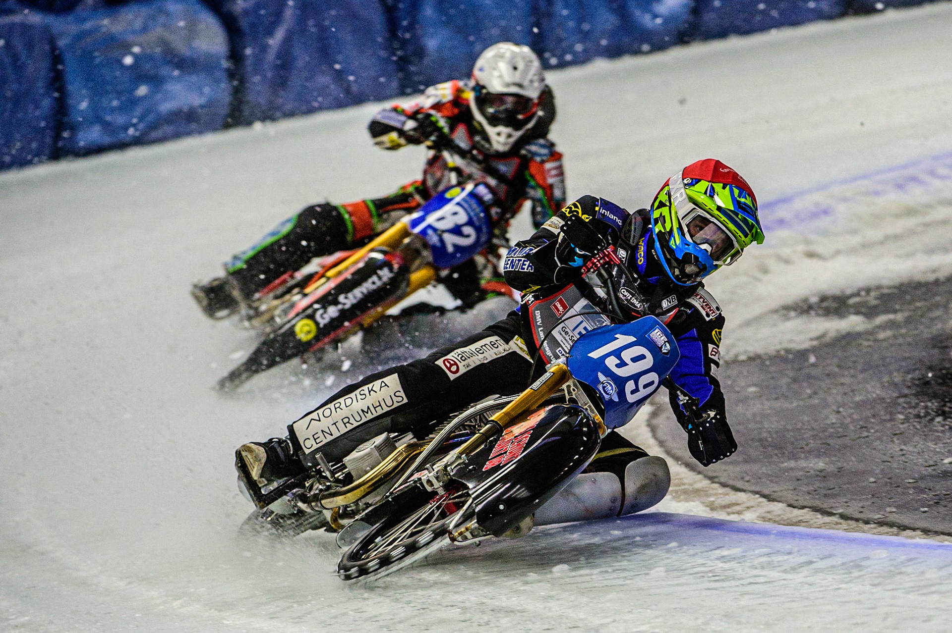 Martin Haarahiltunen (199) (Red) leads Markus Jell (82) (White) during the Ice Speedway Gladiators World Championship Final 1 at Max-Aicher-Arena, Inzell, Germany on Saturday 18th March 2023. (Photo: Ian Charles | MI News)