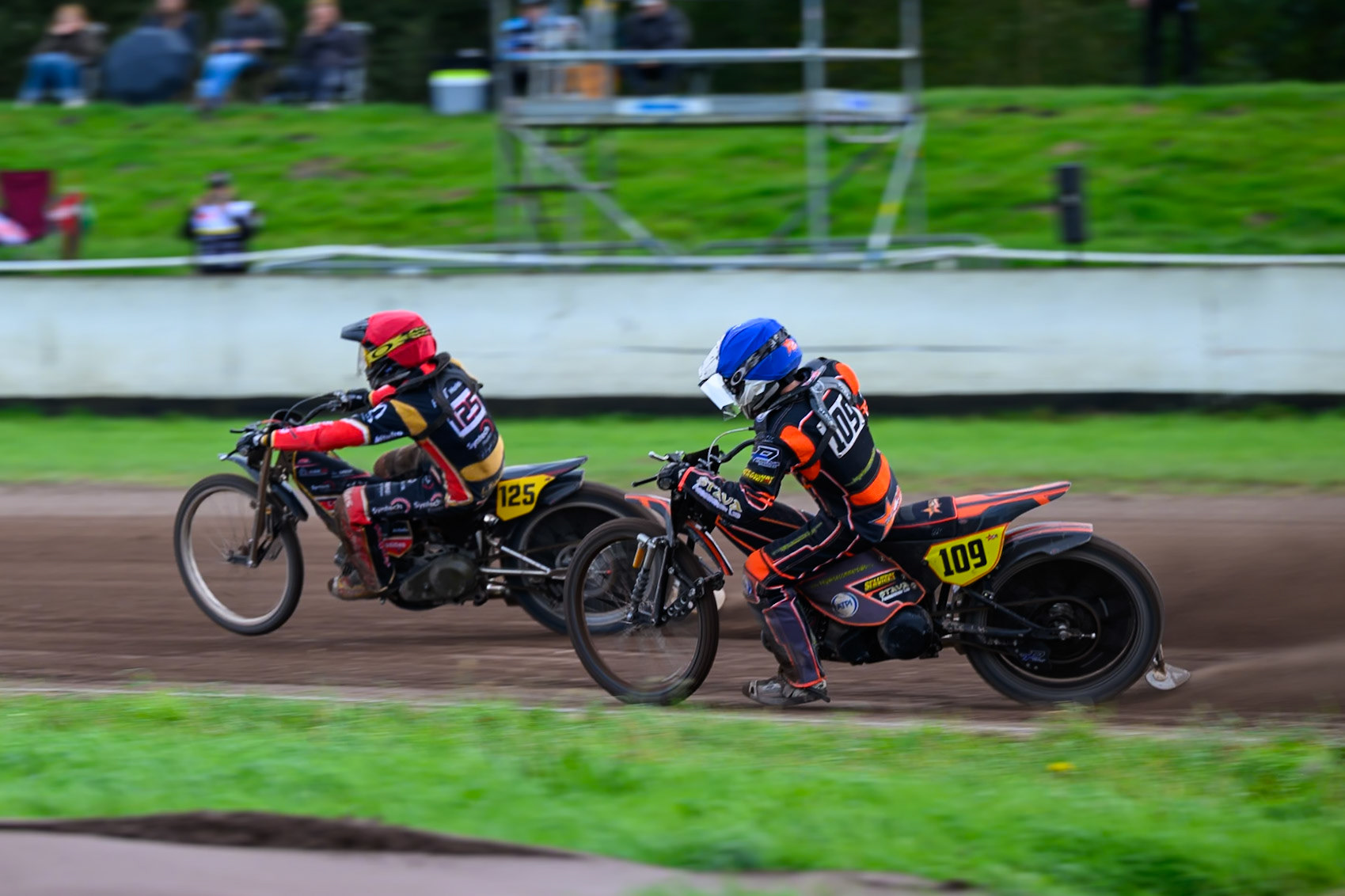 Zach Wajtknecht (109) of Great Britain in Blue chases Lukas Fienhage (125) of Germany in Red during the FIM Long Track World Championship Final 4, at the Speed Centre Roden, Netherlands on Sunday 21st September 2025. (Photo: Ian Charles | MI News)during the FIM Long Track World Championship Final 4, at the Speed Centre, Roden on Sunday 21st September 2025. (Photo: Ian Charles | MI News)