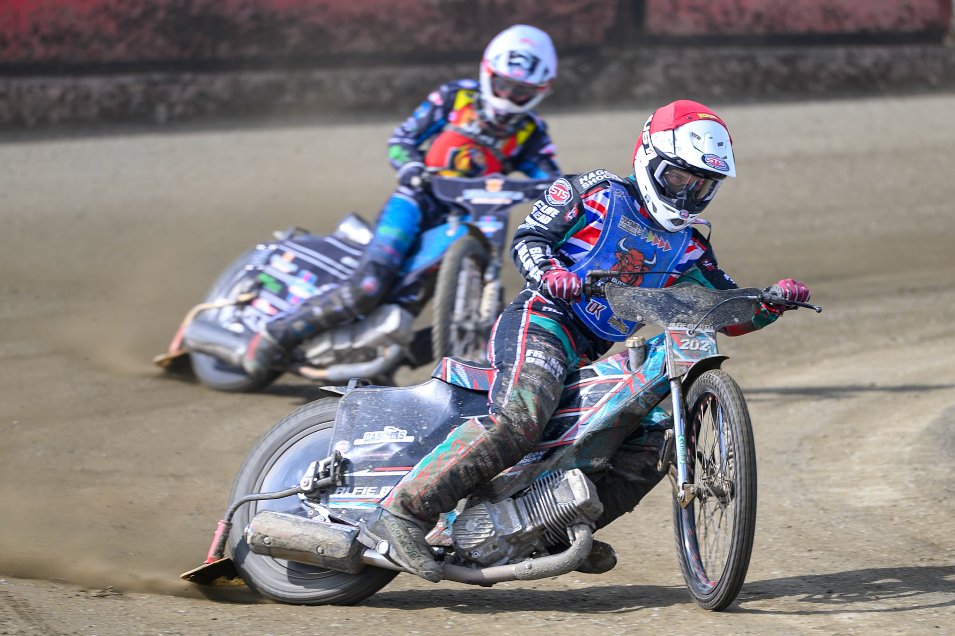 Alfie Bowtell of Buxton Bulls  in Red leading Freddy Hodder of Leicester Lion Cubs   in White during the Challenge match between Buxton Bulls and Leicester Lion Cubs at Hi-Edge Speedway, Buxton on Sunday 26th April 2026. (Photo: Ian Charles | MI News)