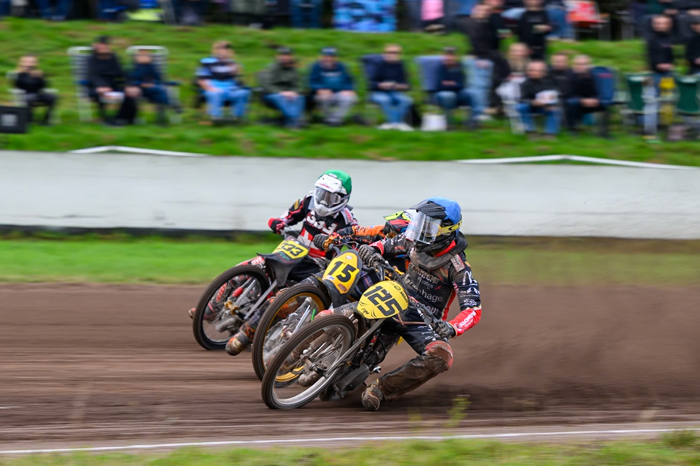 Lukas Fienhage (125) of Germany in Blue rides inside Wild Card Rider Romano Hummel (15) of The Netherlands in White and Kenneth Kruse Hansen (333) of Denmark in Green during the FIM Long Track World Championship Final 4, at the Speed Centre Roden, Netherlands on Sunday 21st September 2025. (Photo: Ian Charles | MI News)during the FIM Long Track World Championship Final 4, at the Speed Centre, Roden on Sunday 21st September 2025. (Photo: Ian Charles | MI News)