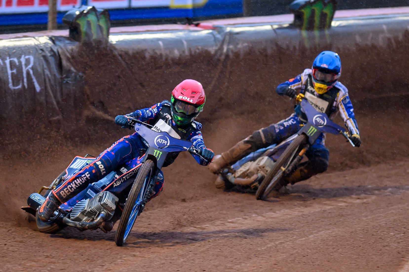 Brady Kurtz (101) of Australia in Red leading Robert Lambert (505) of Great Britain in Blue in the second Last Chance Heat during the ATPI  FIM Speedway GP of Manchester at the National Speedway Stadium, Manchester on Friday 5th June 2026. (Photo: Ian Charles | MI News)
