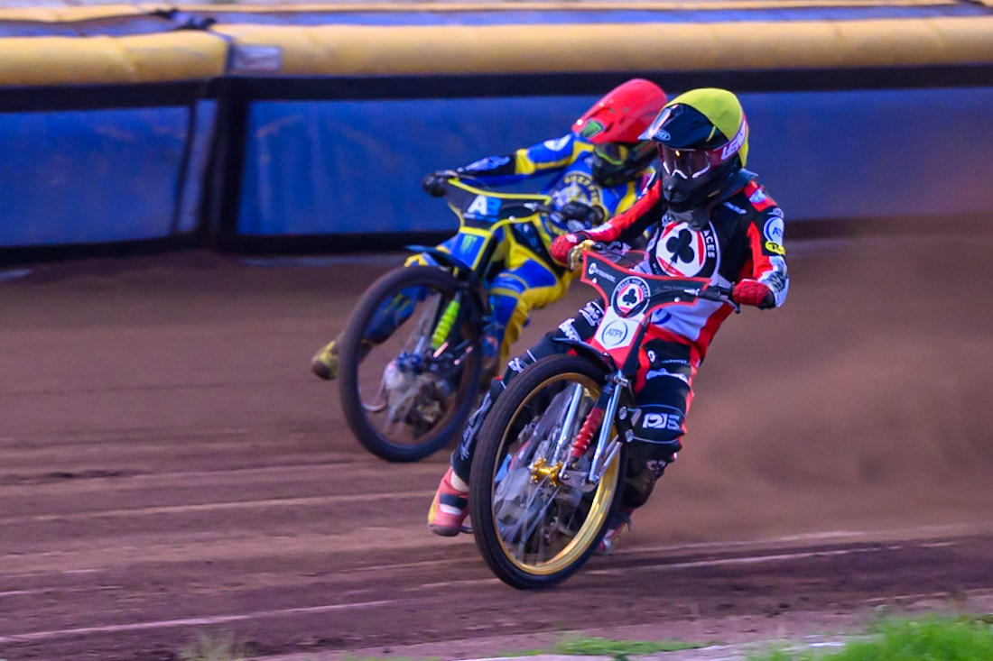 Norick Blödorn of Belle Vue Aces in Yellow leading Chris Holder of Sheffield Tigers in Red during the Rowe Motor Oil Premiership match between Sheffield Tigers and Belle Vue Aces at Owlerton Stadium, Sheffield on Monday 31st August 2026. (Photo: Ian Charles | MI News)