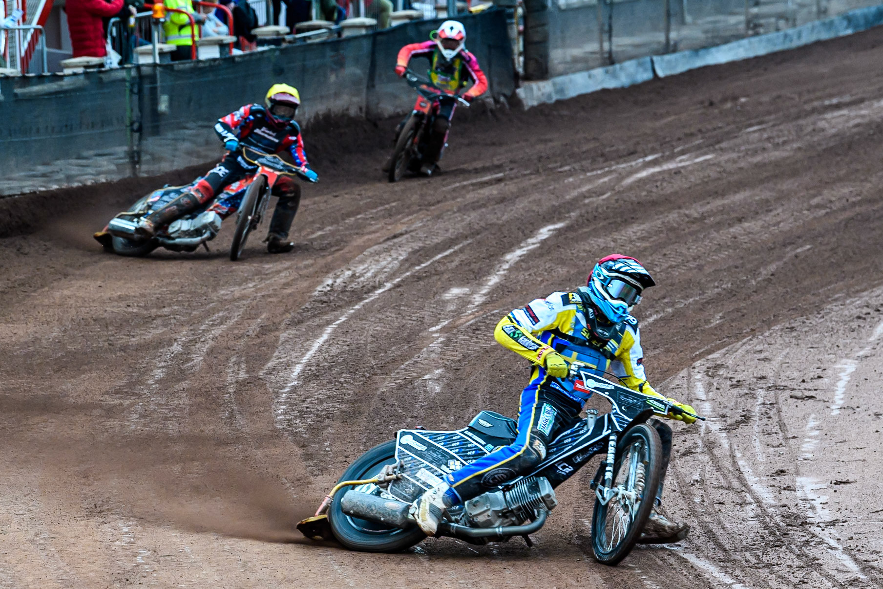 Noel Wahlquist of Sweden in Red leading Timmy Dion of the United States in Yellow and Alex Adamson of Australia in White during the FIM SGP2 Qualifying Round at the Peugeot Ashfield Stadium in Glasgow on Saturday 24th May 2025. (Photo: Ian Charles | MI News)