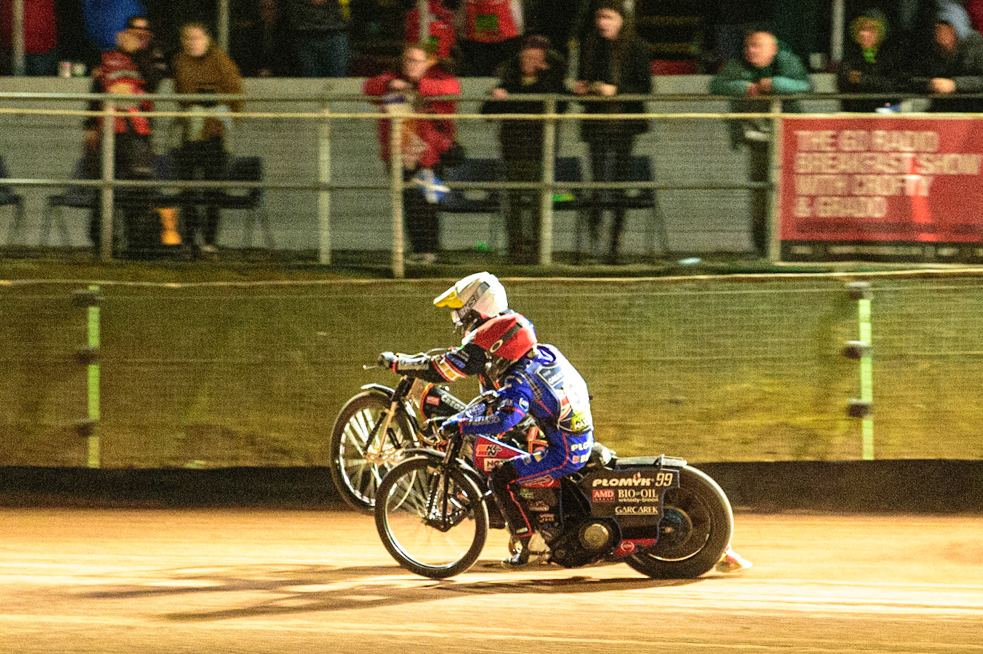 Kim Nilsson (Sweden) (White) leads Dan Bewley (Great Britain) in the 1st/2nd place run off  during the FIM Speedway Grand Prix Challenge at the Peugeot Ashfield Stadium, Glasgow on Saturday 20th August 2022. (Credit: Ian Charles | MI News)