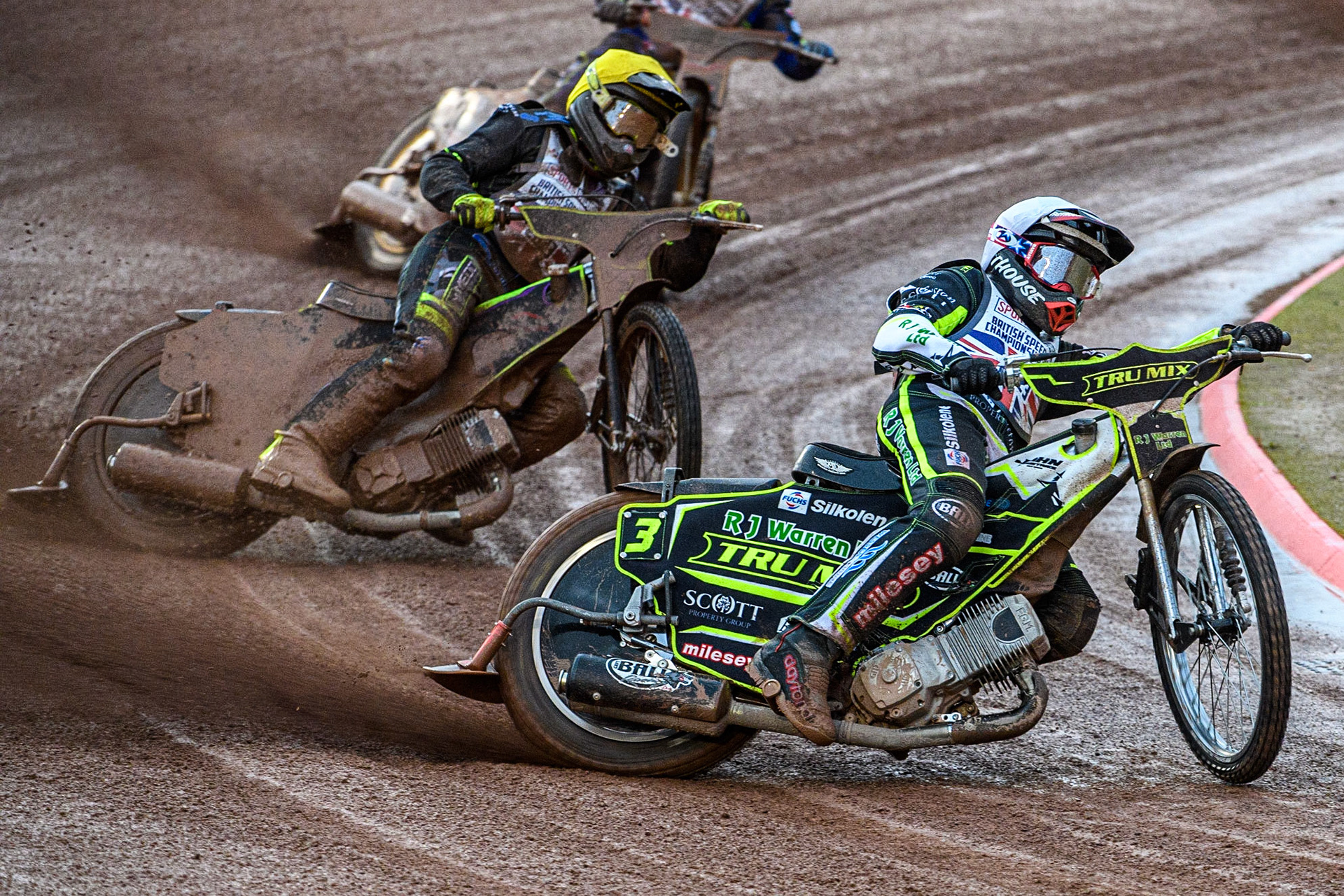 Danny King, (White) leads Tom Brennan (Yellow) during the Sports Insure British Speedway Final at the National Speedway Stadium, Manchester on Monday 14th August 2023. (Photo: Ian Charles | MI News)