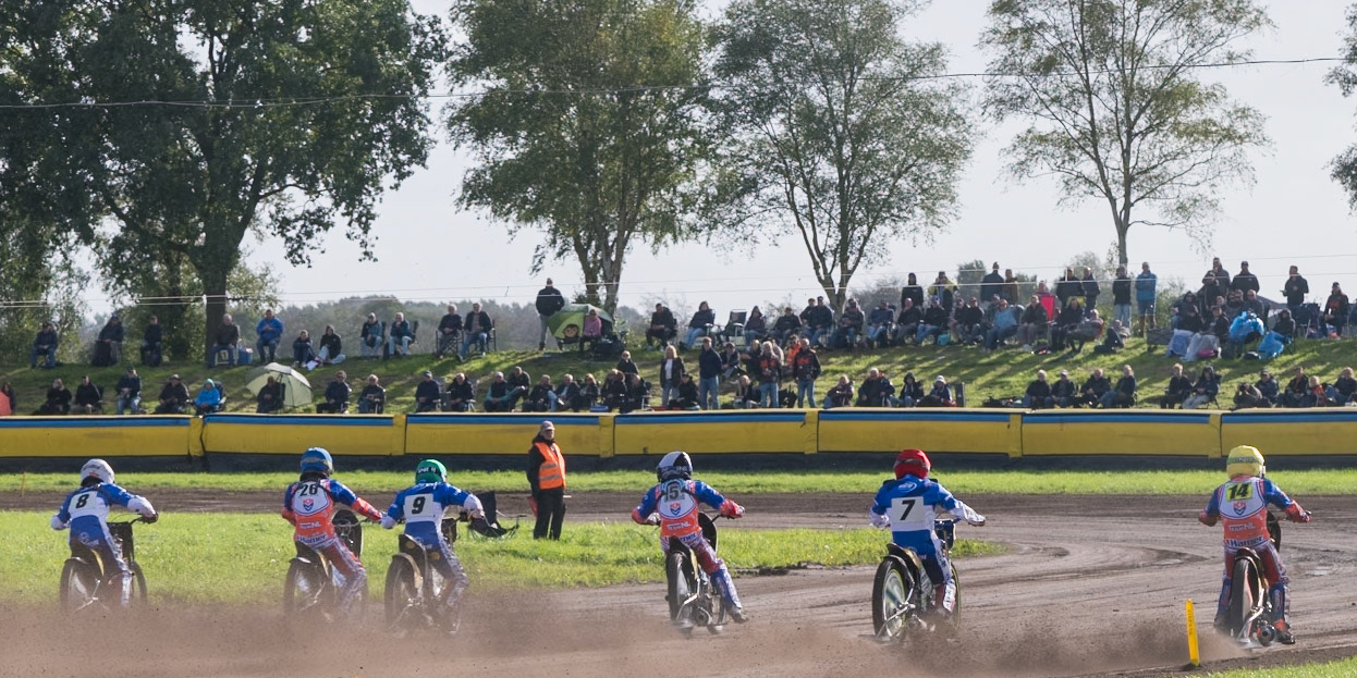 Heat 16 - The Dutch and British riders head for the first turn in the battle of the top 2 teams during the FIM Long Track of Nations 2026 at the Speed Centre Roden in the Netherlands on Sunday 20th September 2026. (Photo: Ian Charles | MI News)