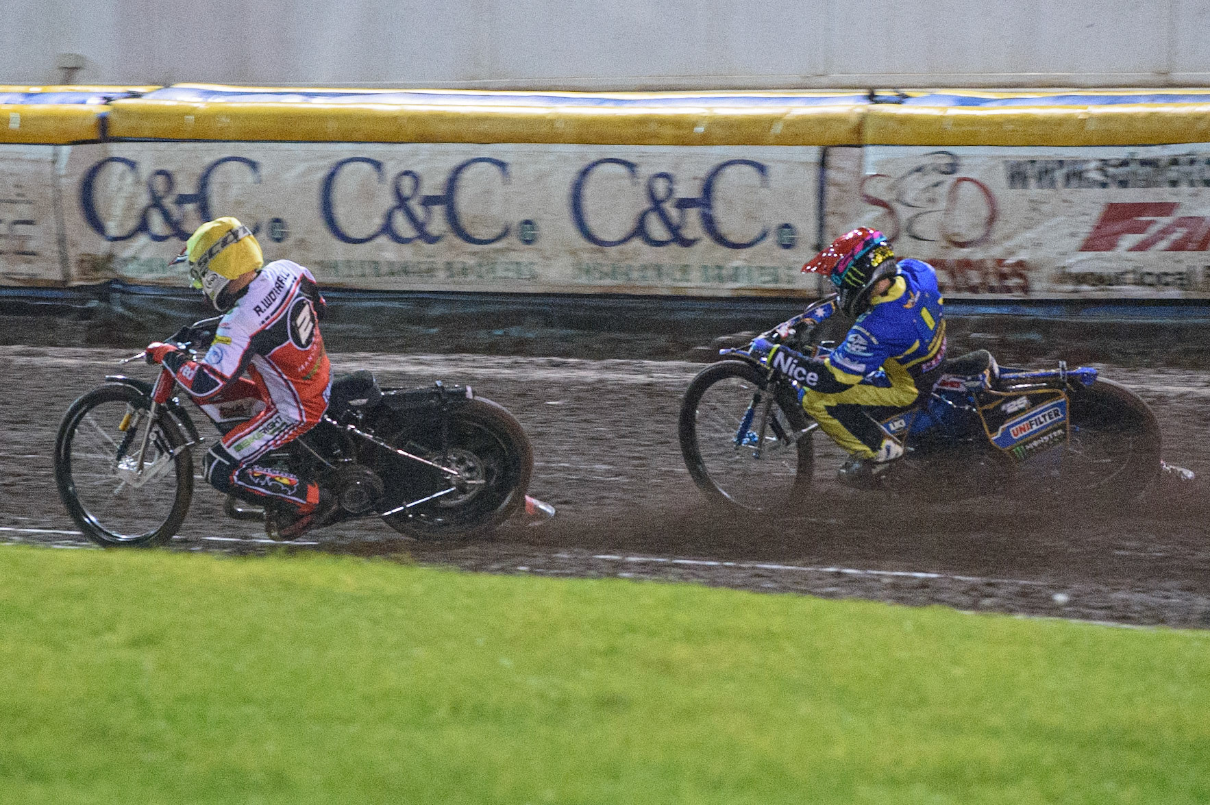 SHEFFIELD, UK. OCT 4THRichie Worrall  (Yellow) leads Jack Holder  (Red) during the SGB Premiership Semi Final Playoff 1st Leg between Sheffield Tigers and Belle Vue Aces at Owlerton Stadium, Sheffield on Monday 4th October 2021. (Credit: Ian Charles | MI News)