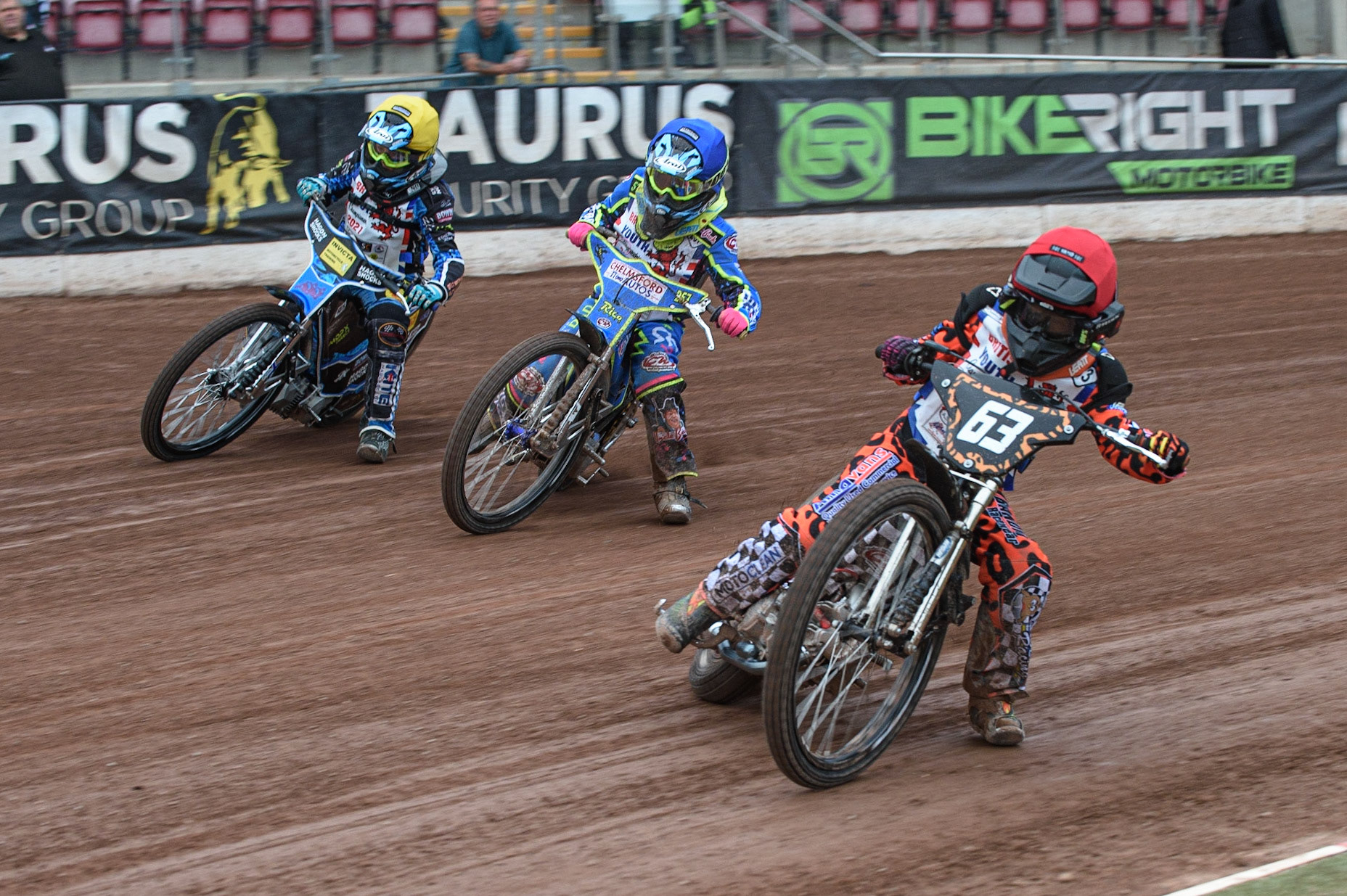 MANCHESTER, UK. AUGUST 2OTH   Cooper Rushen (Red)  inside Rico Joyce (Blue) and Jamie Etherington  (Yellow)at the National Speedway Stadium, Manchester on Friday 20th August 2021. (Credit: Ian Charles | MI News)