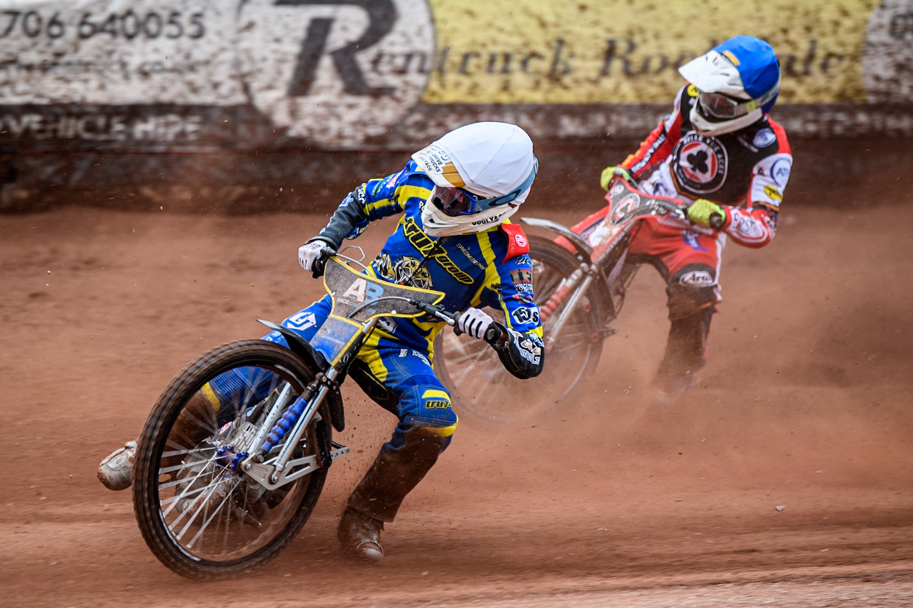 Anders Rowe of Sheffield Tigers in White leading Jake Mulford of Belle Vue Aces in Blue during the Rowe Motor Oil Premiership match between Belle Vue Aces and Sheffield Tigers at the National Speedway Stadium, Manchester on Monday 5th May 2025. (Photo: Ian Charles | MI News)