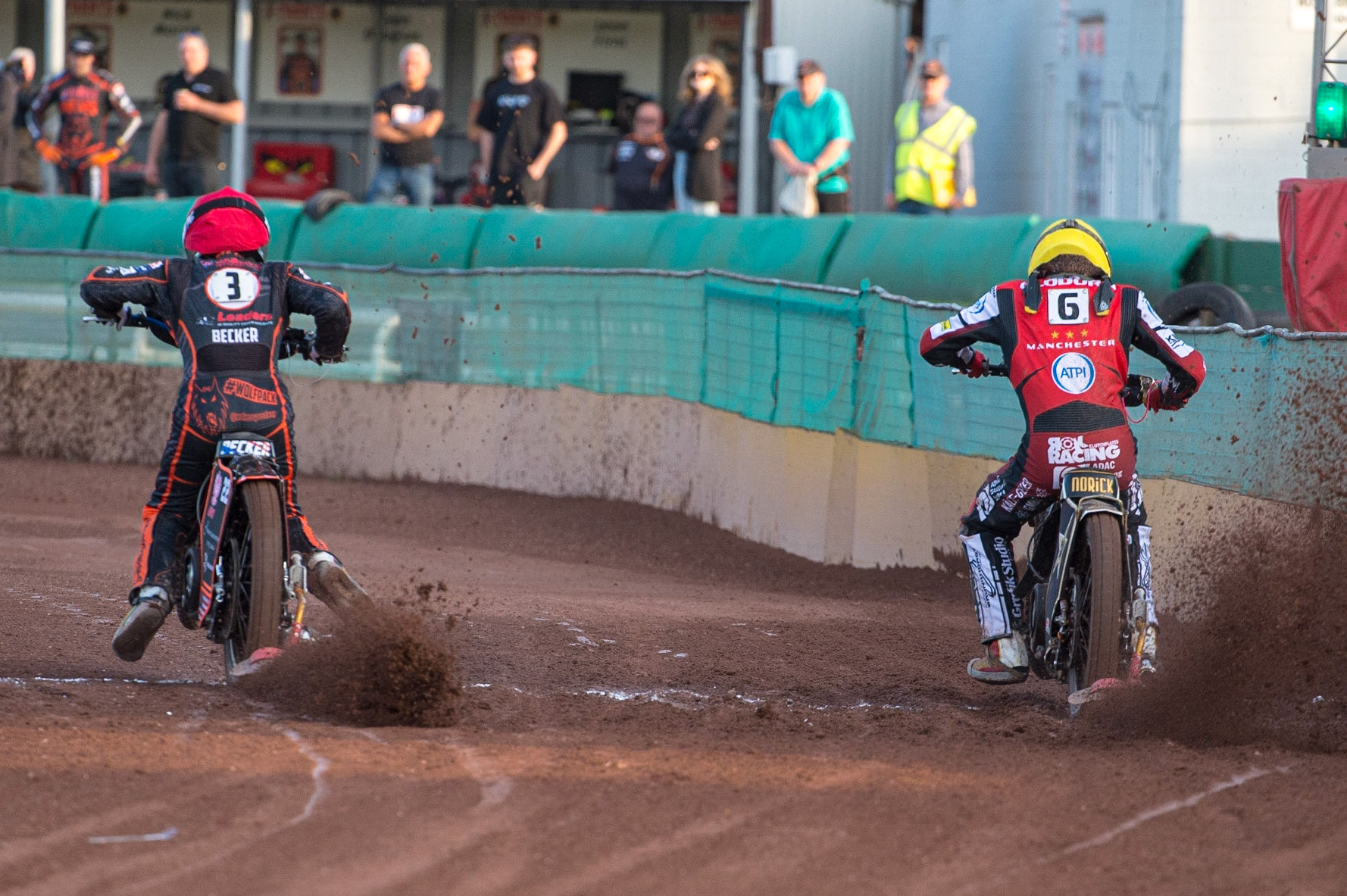 WOLVERHAMPTON, UK. JUN 20TH Luke Bekker  (Red) and Norick Blödorn (Yellow) leave the start during the SGB Premiership match between Wolverhampton Wolves and Belle Vue Aces at Monmore Green Stadium, Wolverhampton on Monday 20th June 2022. (Credit: Ian Charles | MI News)