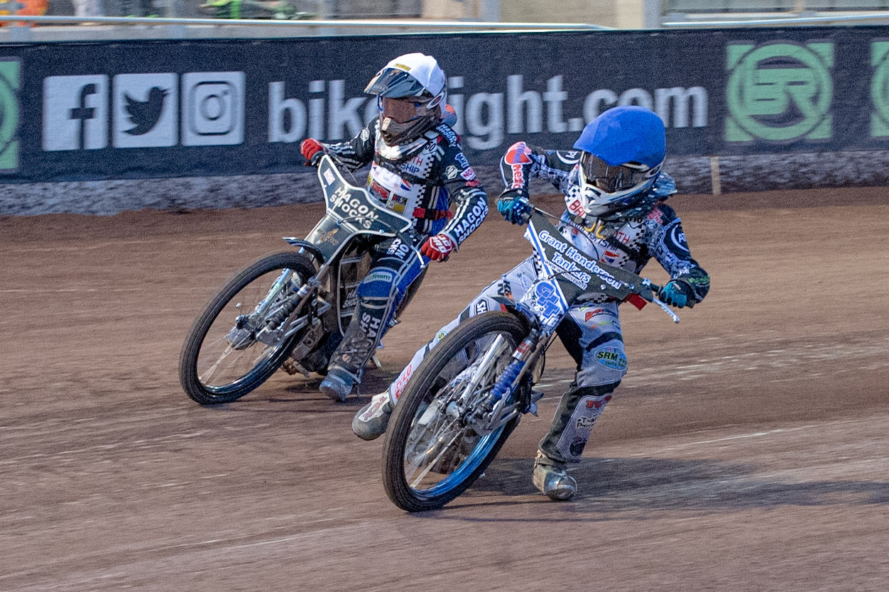 Photo: Ian Charles

Sam McGurk (Blue) inside Sam Hagon (White)

Summer Speed Saturday & British Youth Speedway Championship Round 5, National Speedway Stadium, Manchester, Saturday 22 June 2019