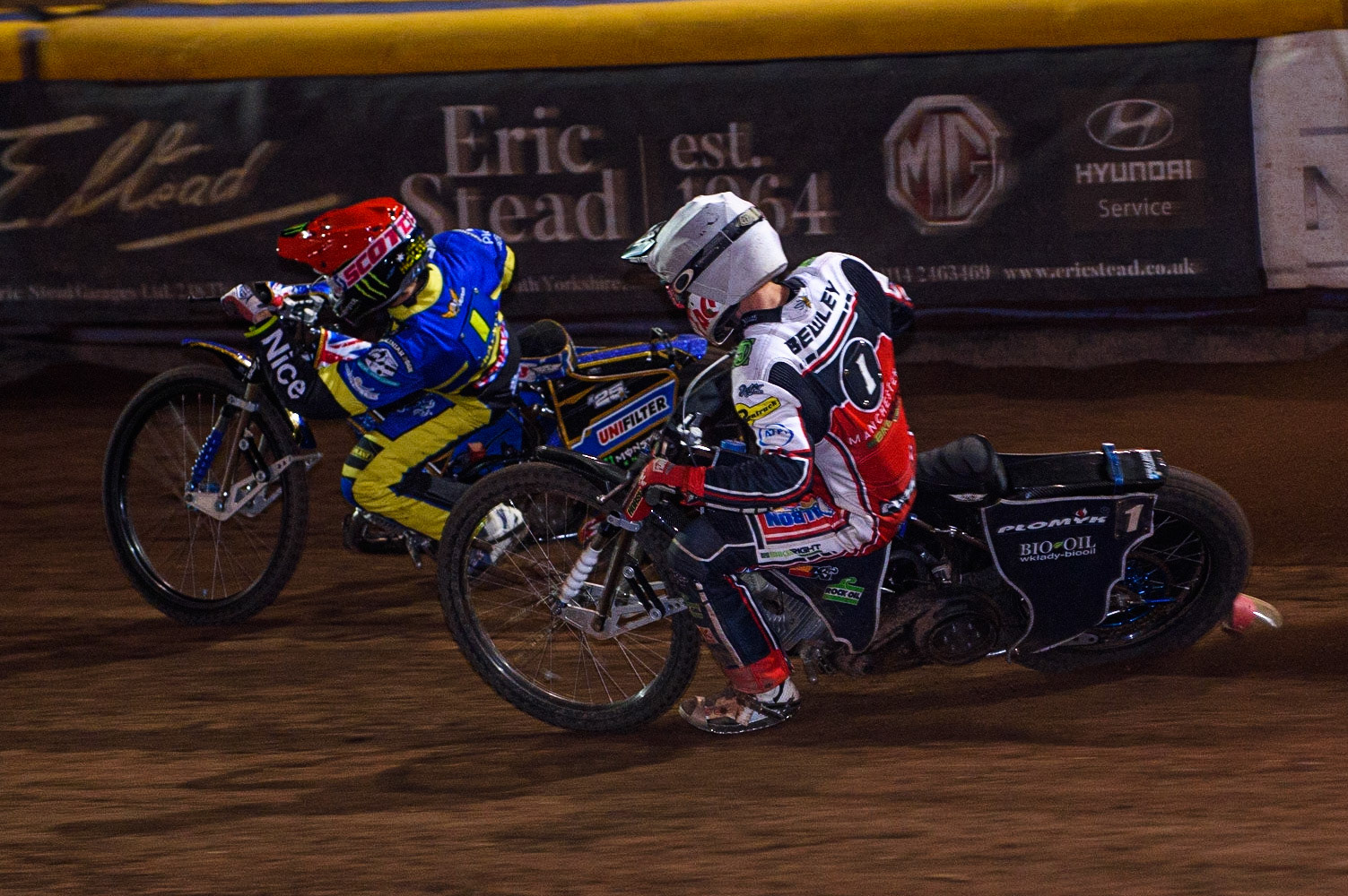 SHEFFIELD, UK. AUG 2NDDan Bewley  (White) chases Jack Holder  (Red) during the SGB Premiership match between Sheffield Tigers and Belle Vue Aces at Owlerton Stadium, Sheffield on Thursday 2nd September 2021. (Credit: Ian Charles | MI News)
