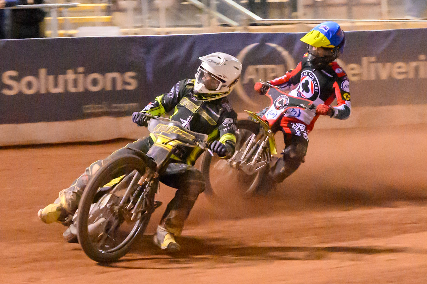 Tom Brennan of Ipswich Witches in White leading Tate Zischke of Belle Vue Aces  in Blue during the Rowe Motor Oil Premiership Play Off Semi Final 2nd leg match between Belle Vue Aces and Ipswich Witches at the National Speedway Stadium, Manchester on Monday 28th September 2026. (Photo: Ian Charles | MI News)