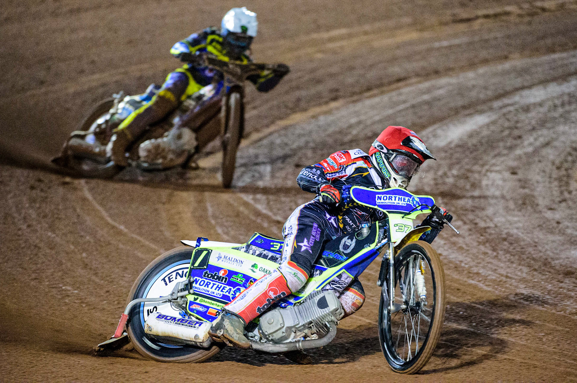 Chris Harris (Red) leads Jack Holder (White)  during the Grant Henderson Pairs at the National Speedway Stadium, Manchester on Thursday 27th October 2022. (Credit: Ian Charles | MI NEWS)