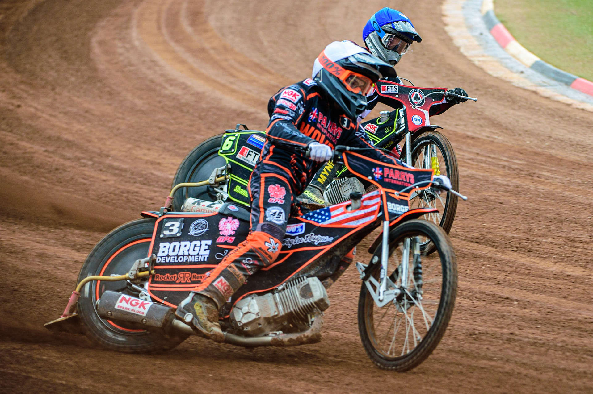 Luke Becker  (White) leads Jye Etheridge  (Blue) during the SGB Premiership match between Belle Vue Aces and Wolverhampton Wolves at the National Speedway Stadium, Manchester on Monday 29th August 2022. (Credit: Ian Charles | MI News)