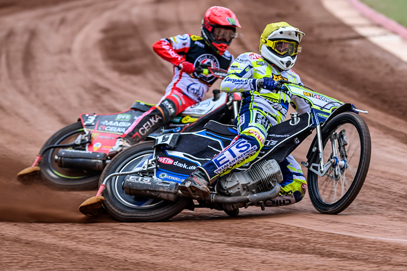 Oxford Spires' Peter Kildemand in Yellow leading Belle Vue Aces' Jaimon Lidsey in Red during the Rowe Motor Oil Premiership match between Belle Vue Aces and Oxford Spires at the National Speedway Stadium, Manchester on Monday 26th May 2025. (Photo: Ian Charles | MI News)